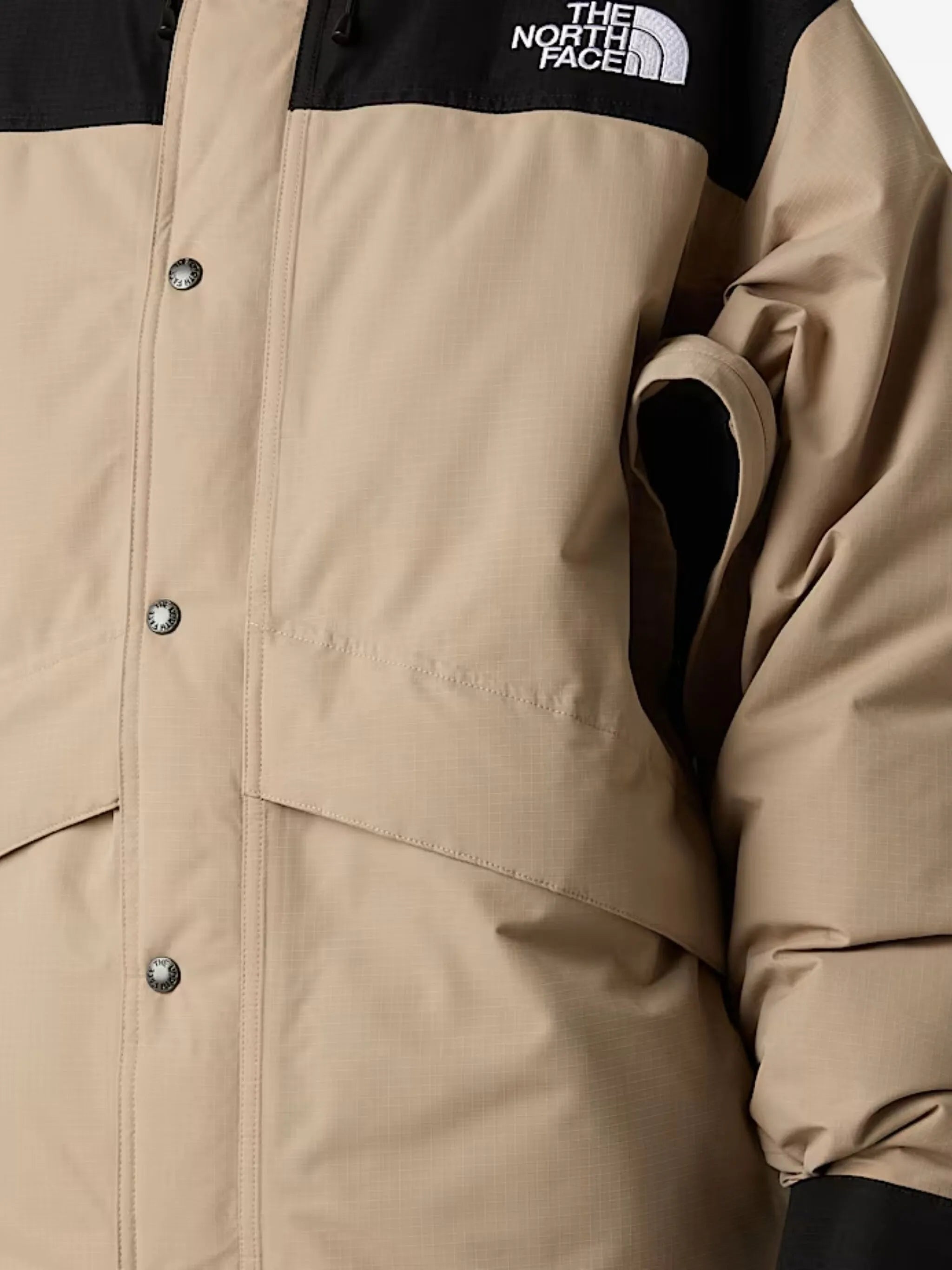 button-fastening hooded jacket