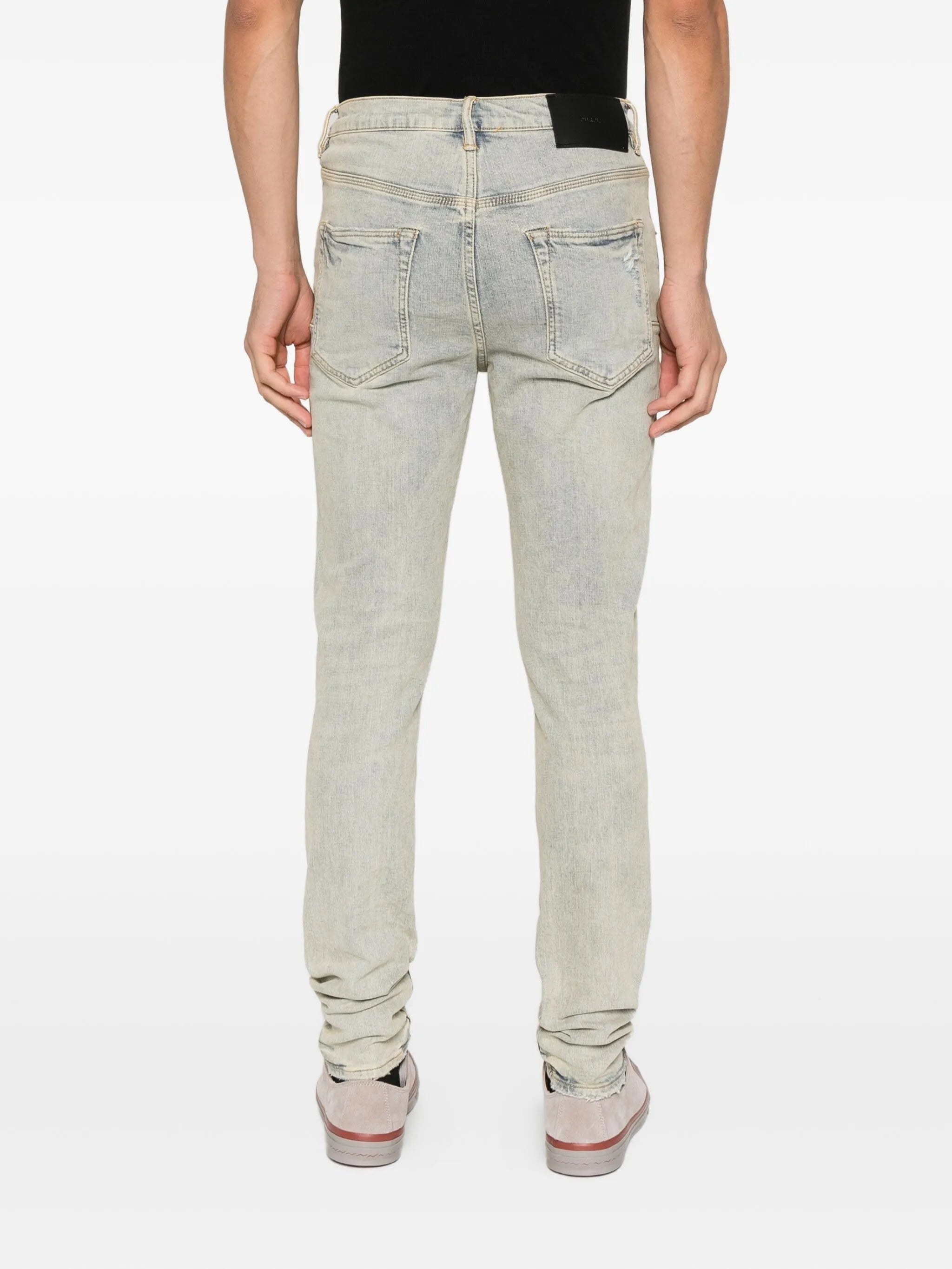 P002 distressed jeans