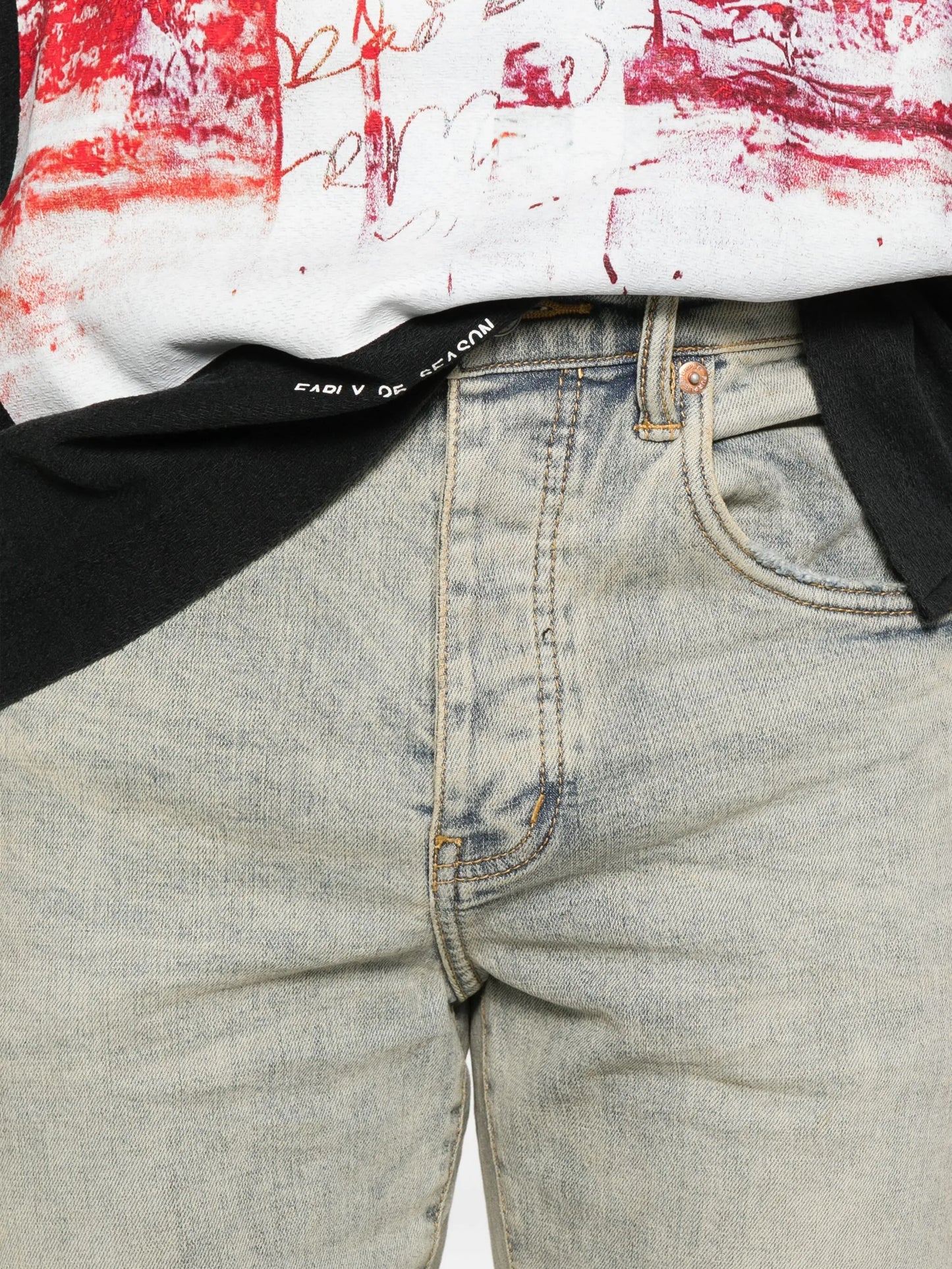 P002 distressed jeans