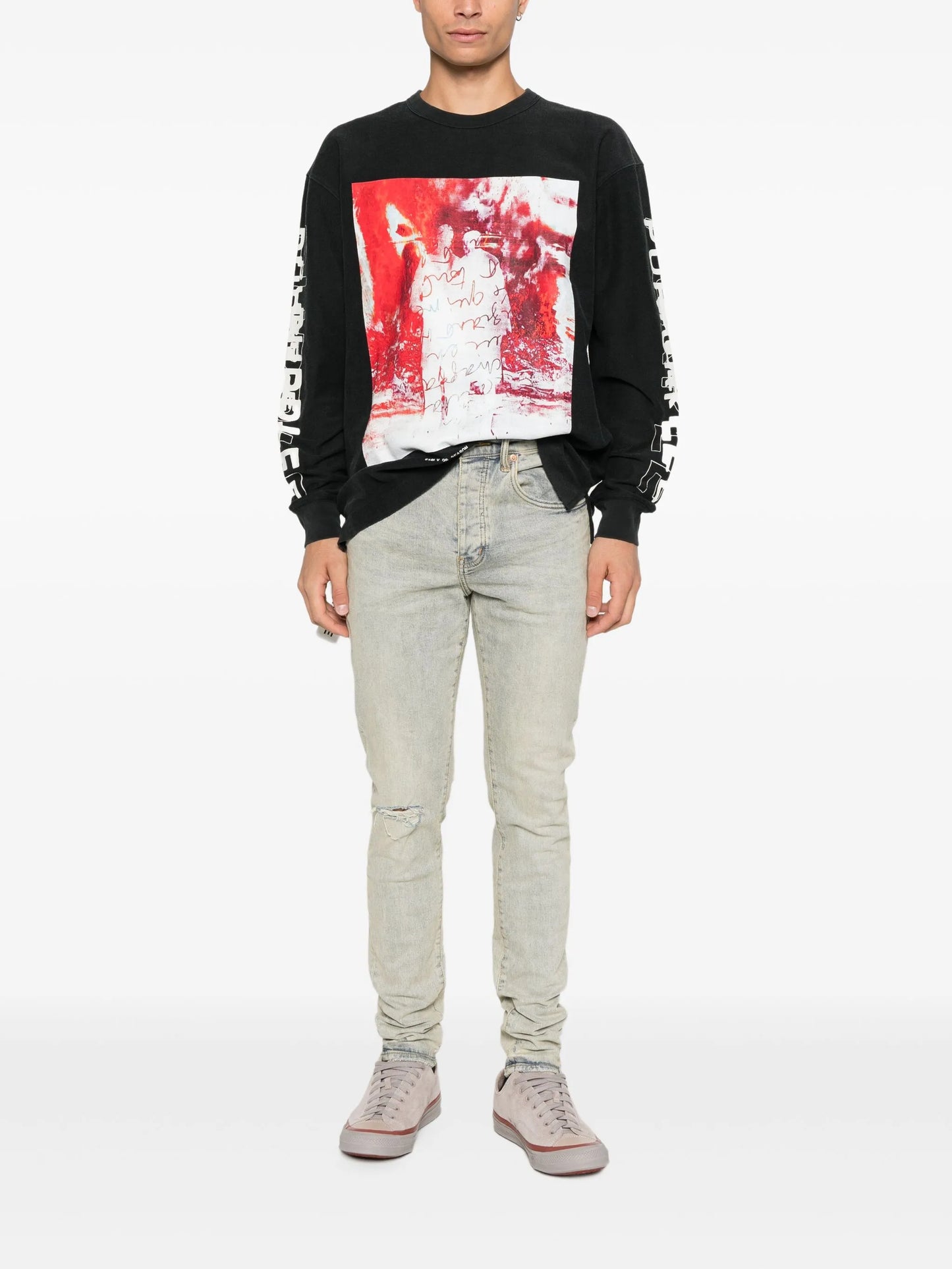 P002 distressed jeans