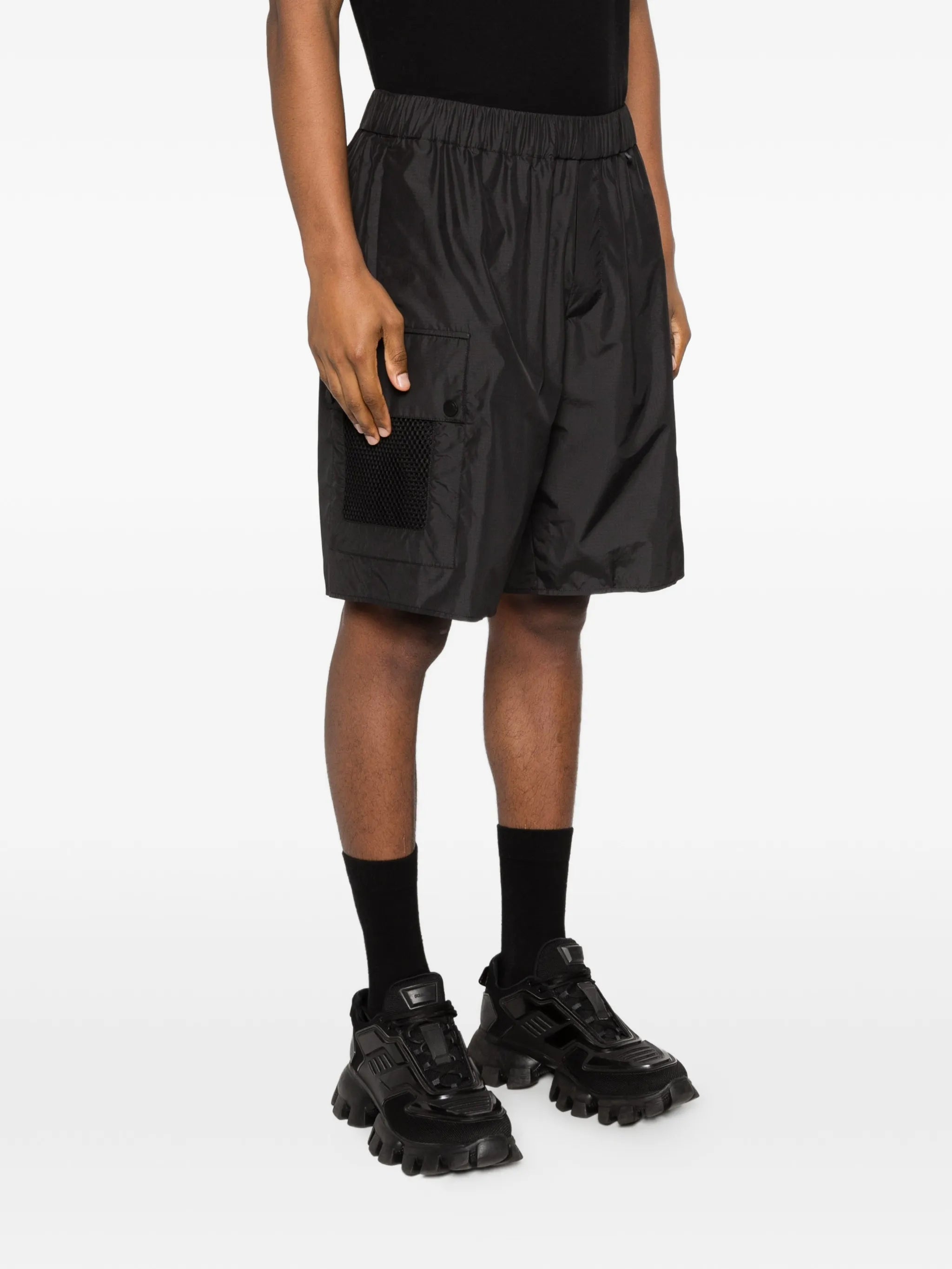 logo-patch cargo shorts