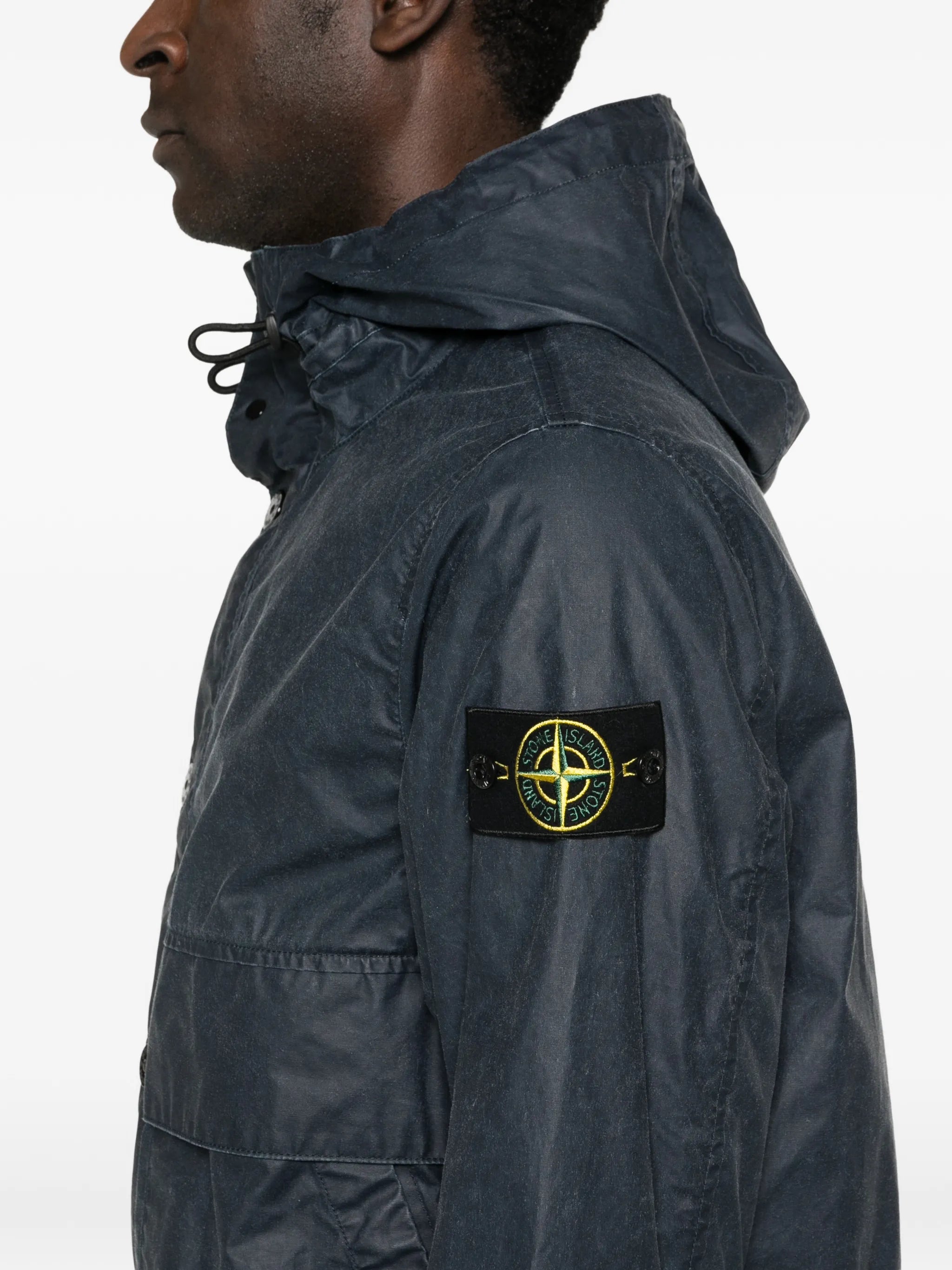 button-fastening hooded coat