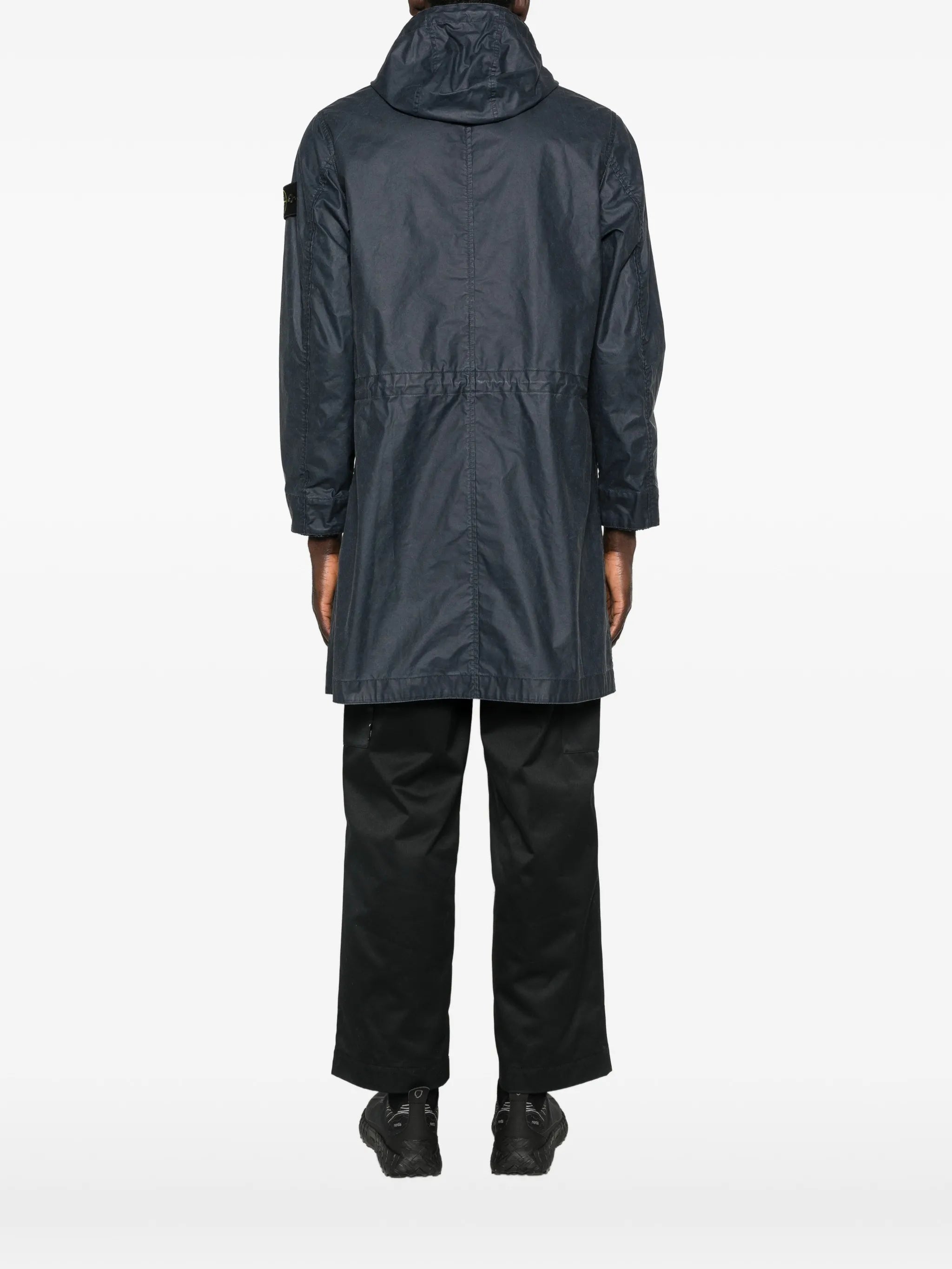 button-fastening hooded coat