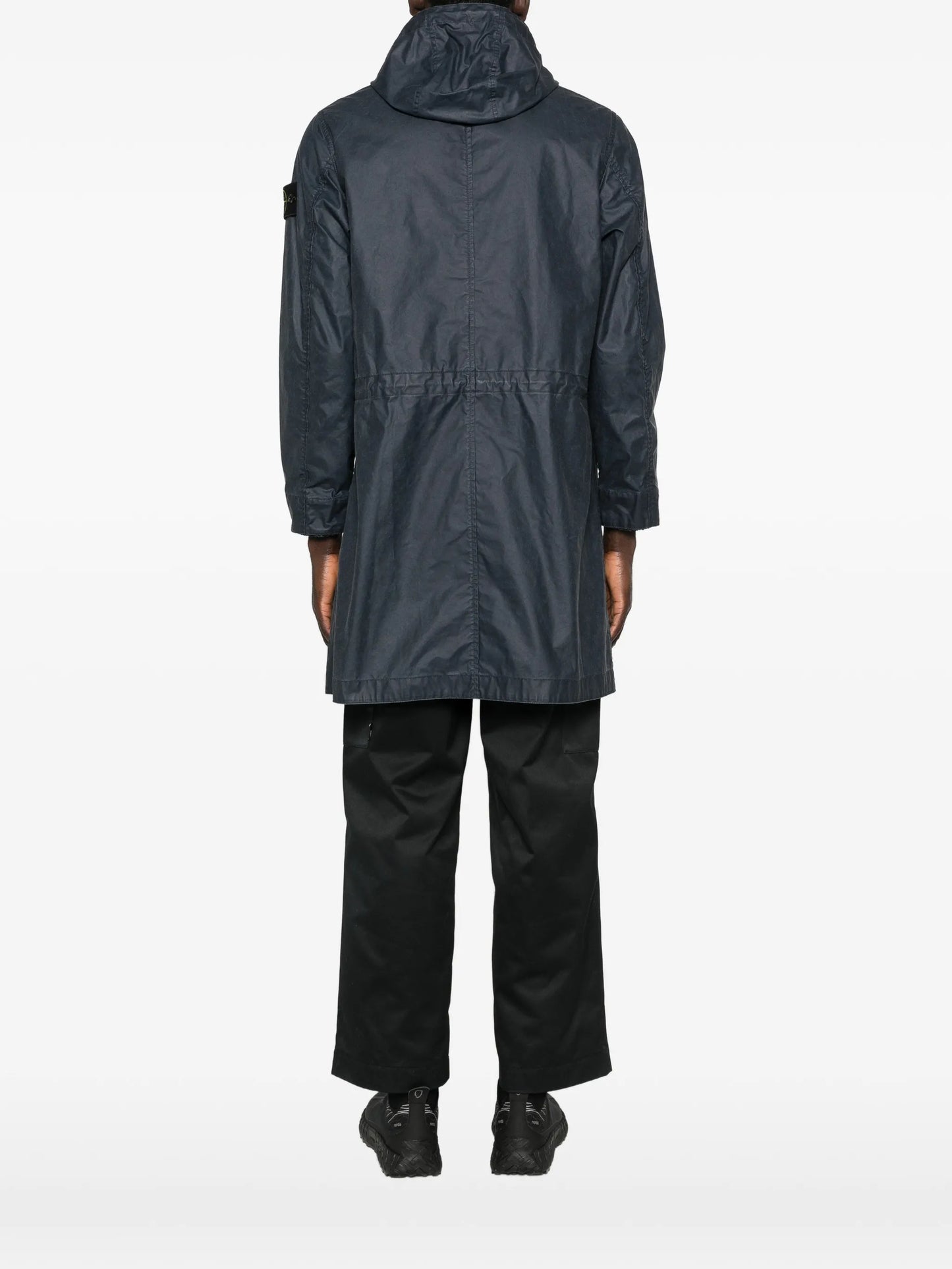 button-fastening hooded coat