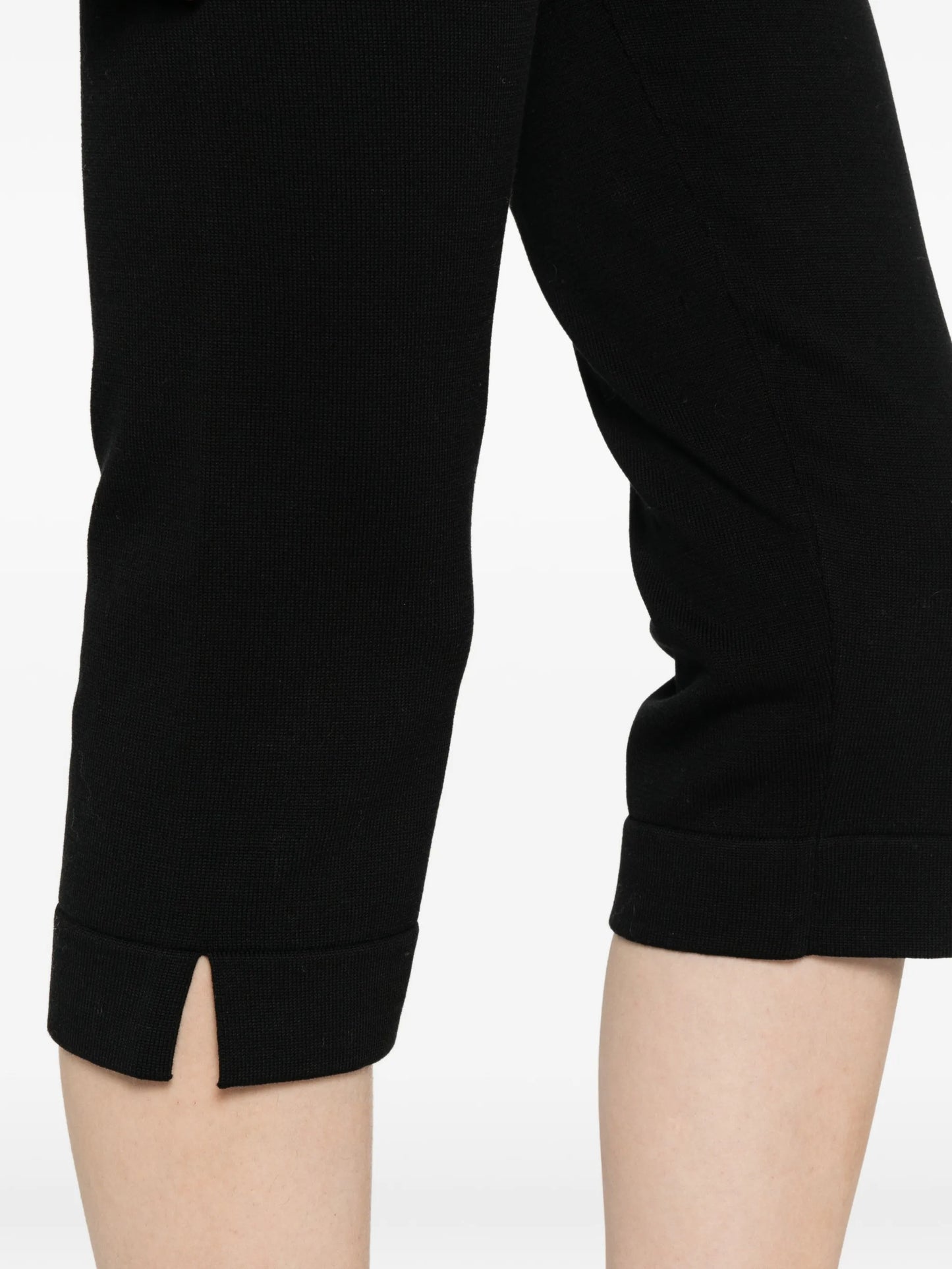 elasticed-waistband trousers