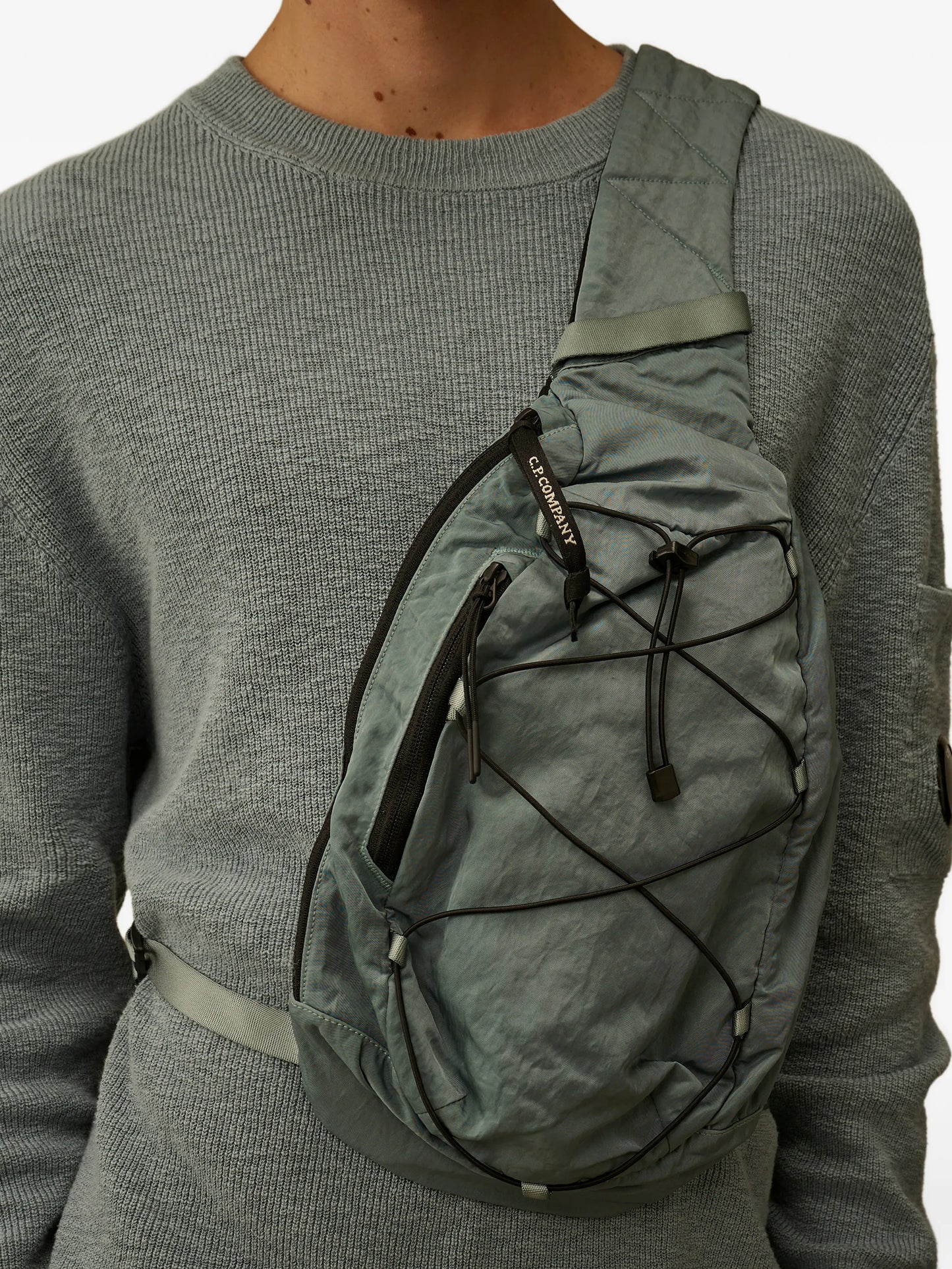 zip-fastening backpack