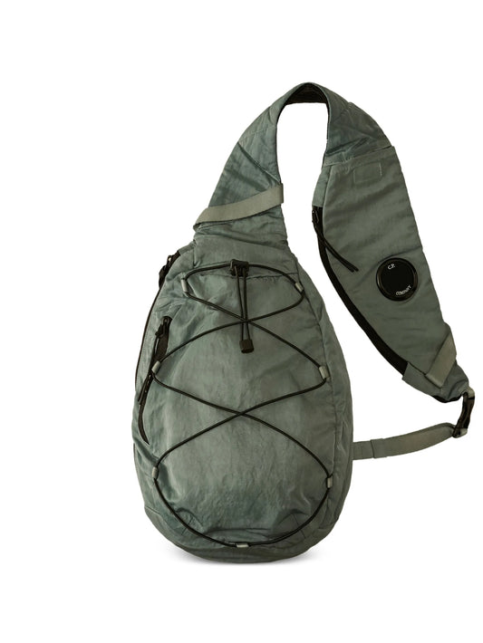 zip-fastening backpack