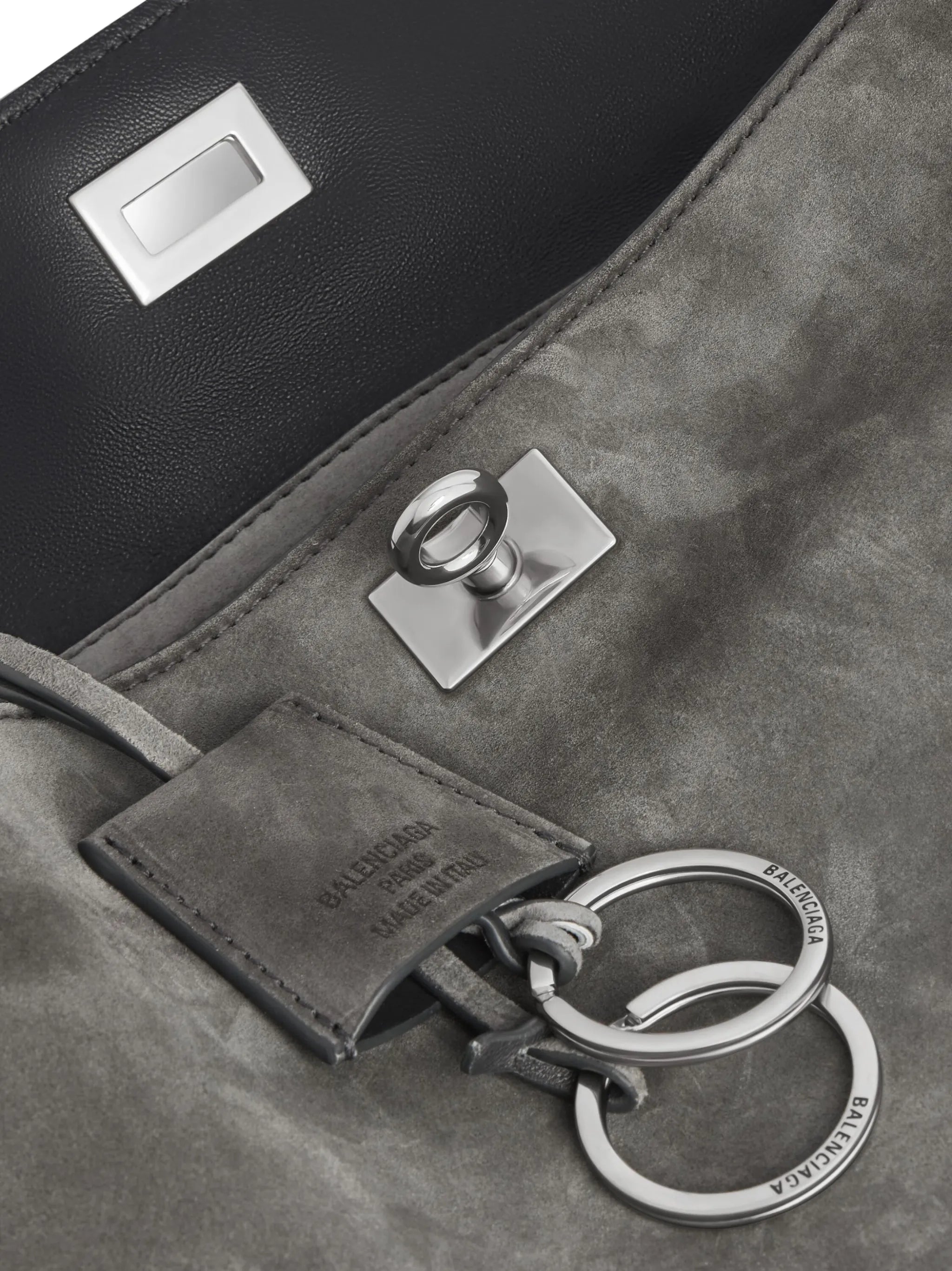 turn-lock-fastening shoulder bag