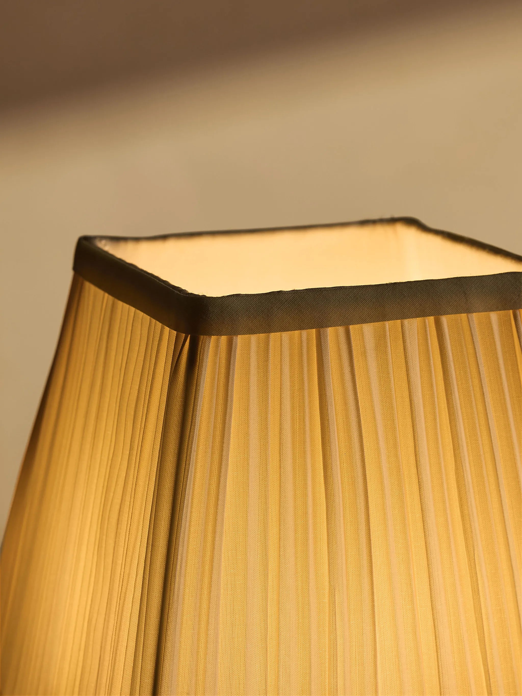 Oxford pleated tassel portable lamp