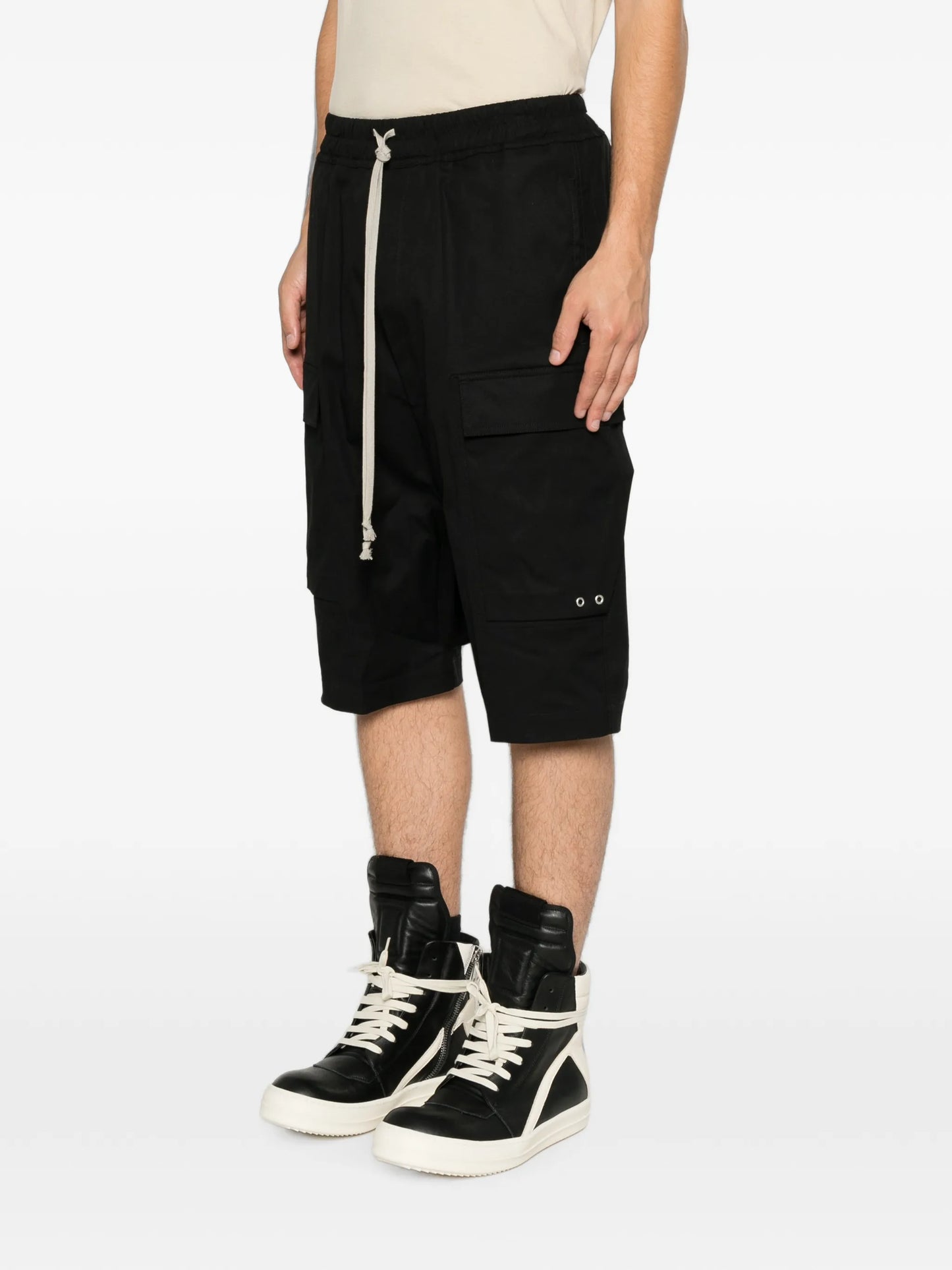 elasticated-waistband cargo shorts