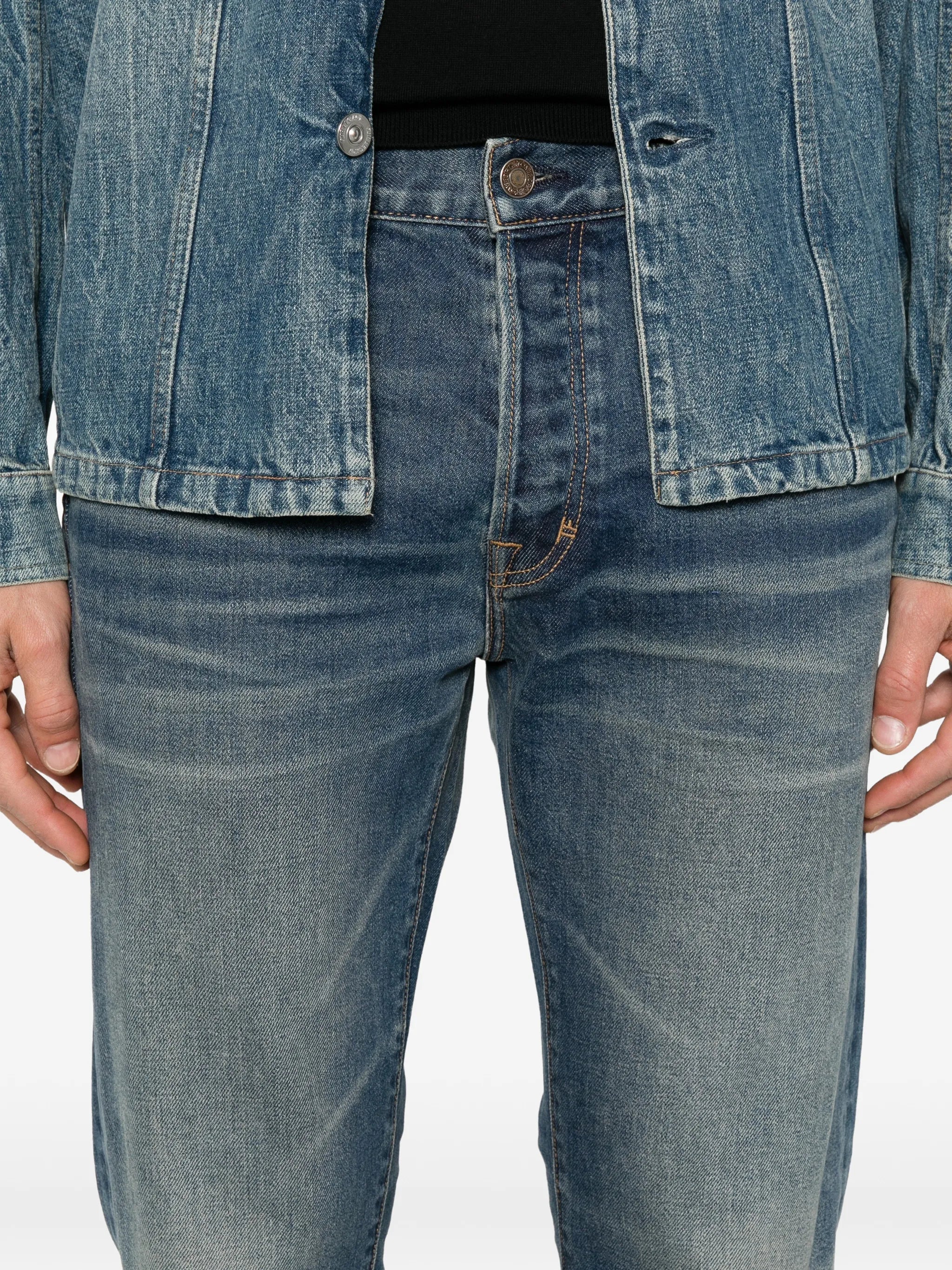 straight-fit jeans