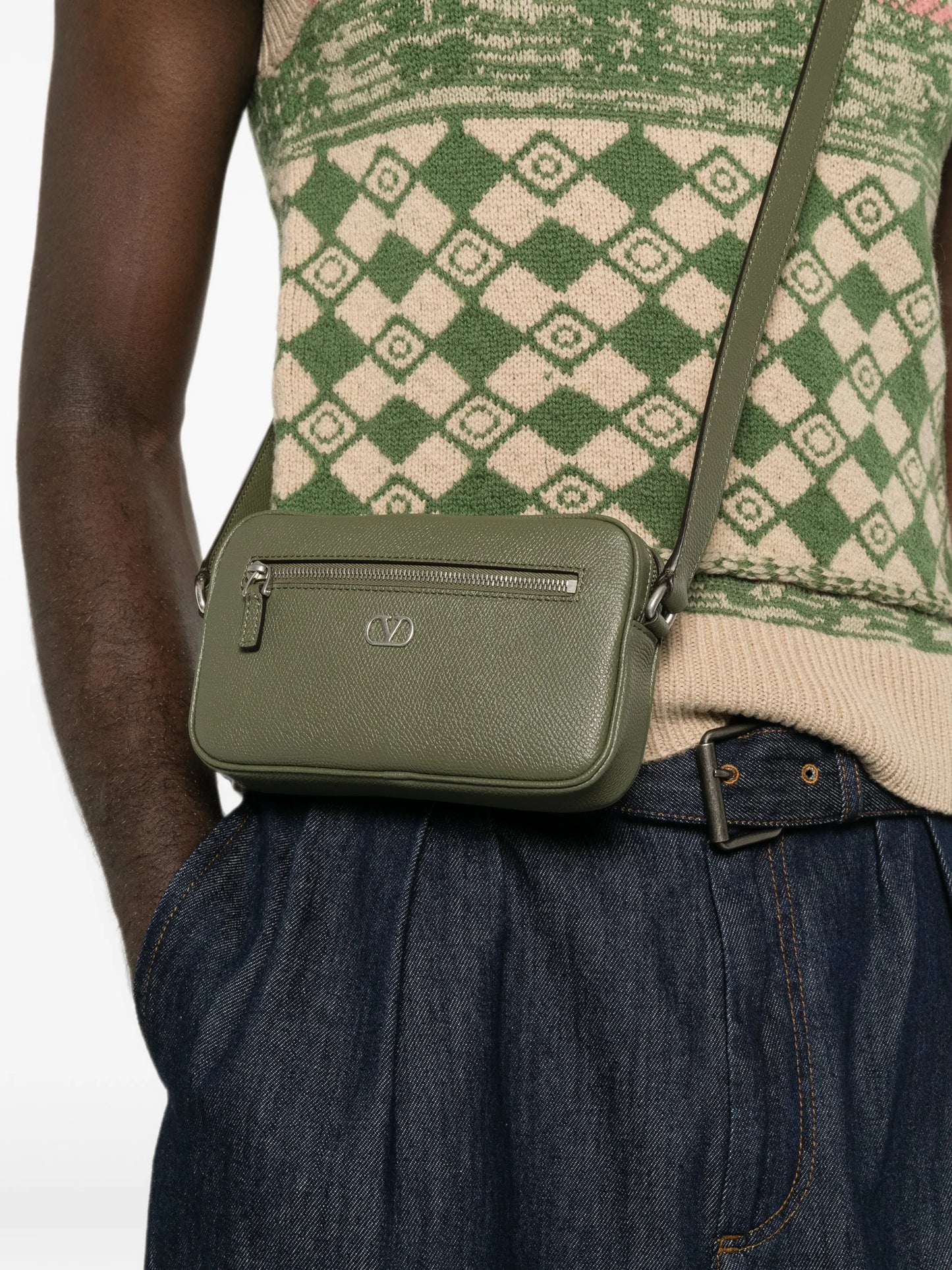 VLogo Signature leather shoulder bag