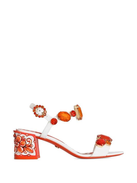 Patent leather sandals with embroidery