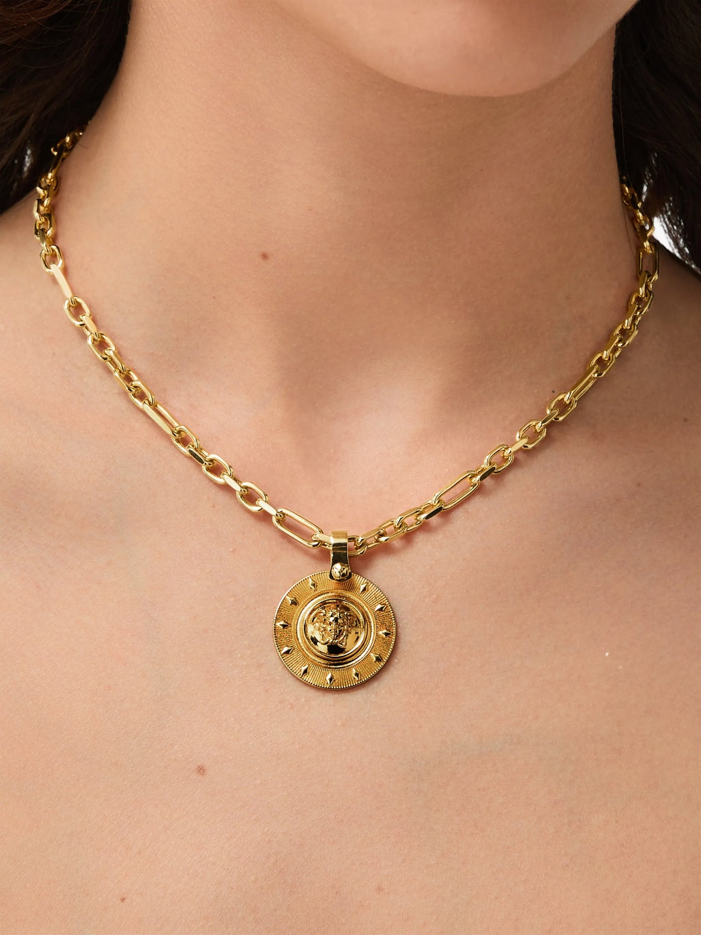 Medusa-pendant chain necklace