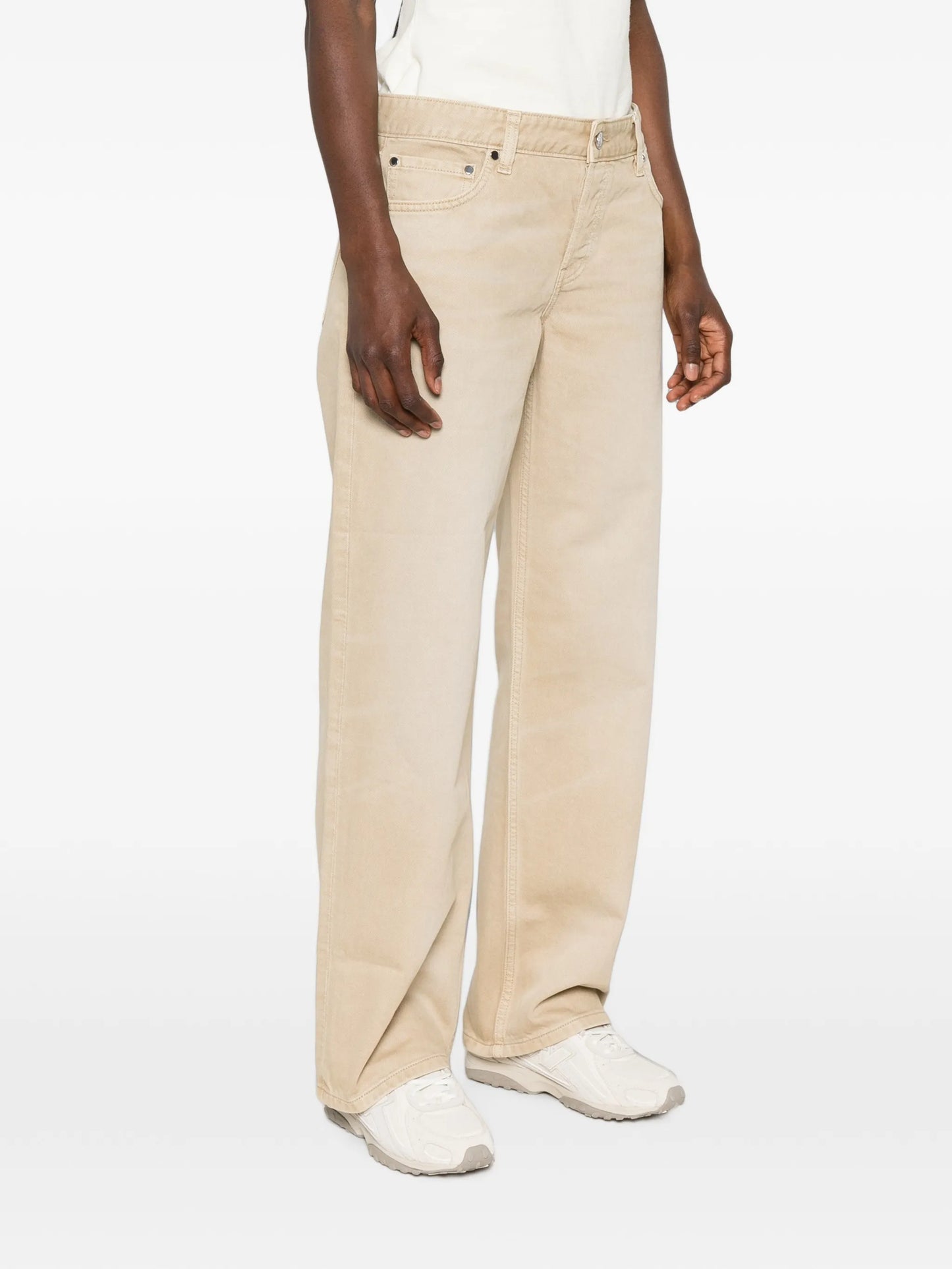 low-rise baggy jeans