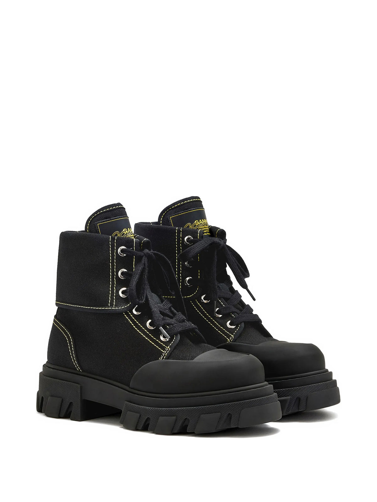 trail boots in black canvas