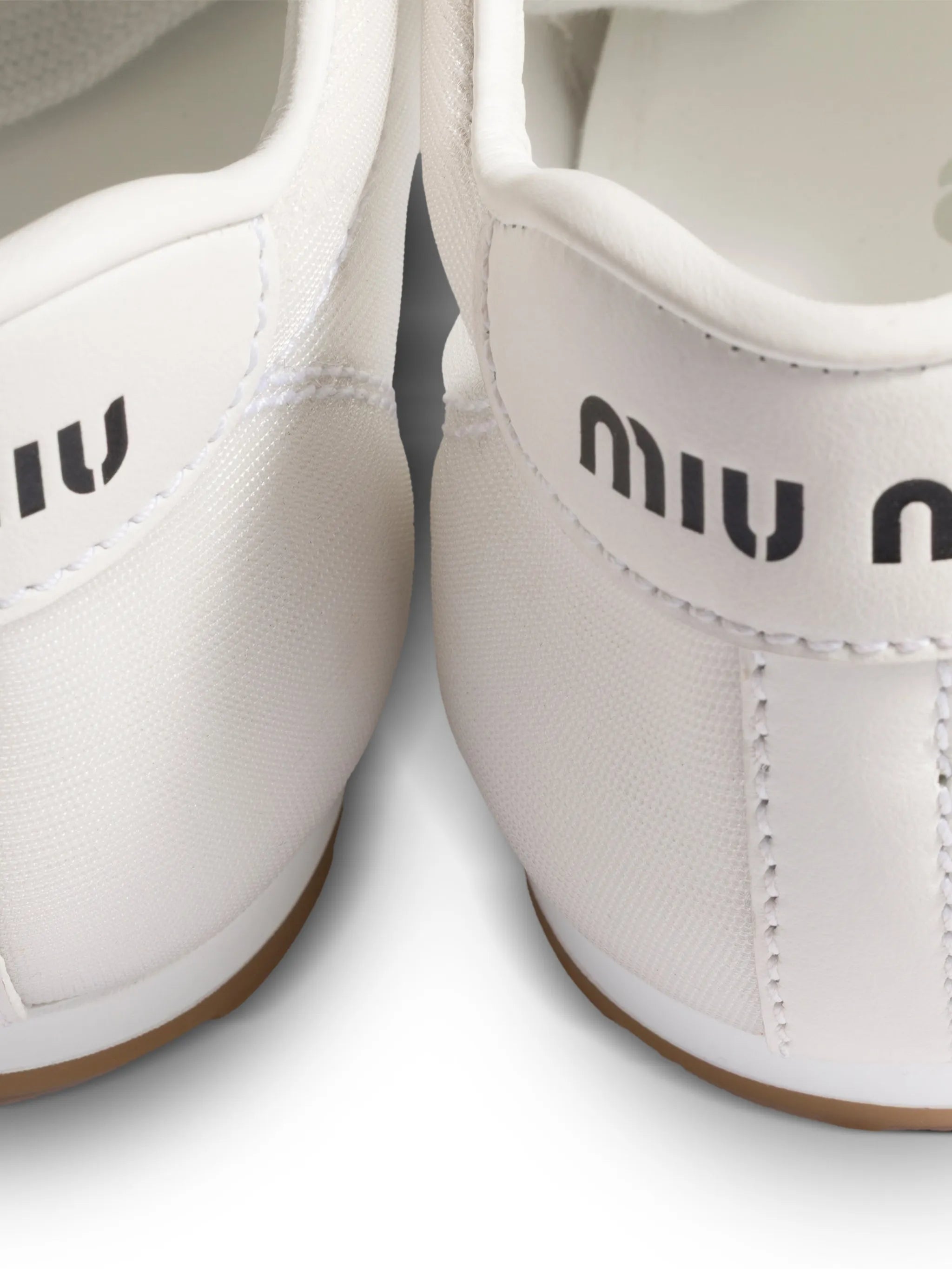 Plume mesh fabric sneakers