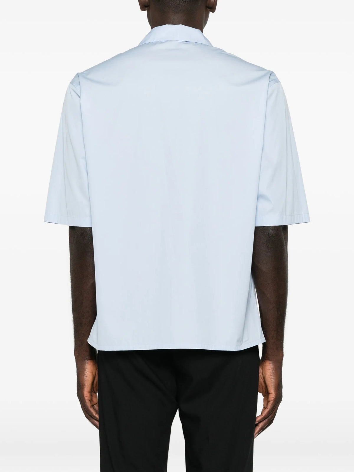 boxy-fit short-sleeved lightweight cotton poplin shirt with single chest pocket and embroidered JIL logo
