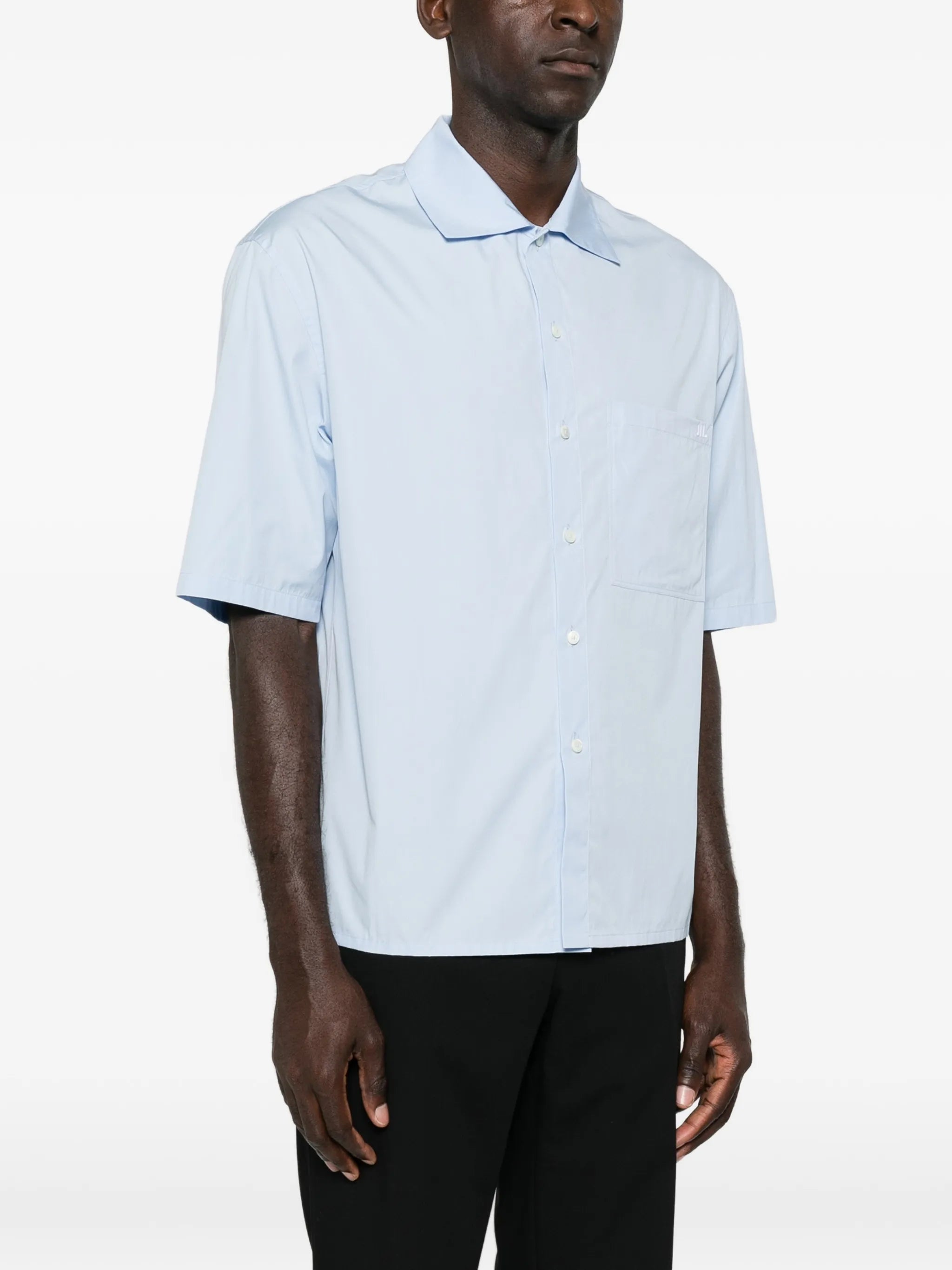 boxy-fit short-sleeved lightweight cotton poplin shirt with single chest pocket and embroidered JIL logo