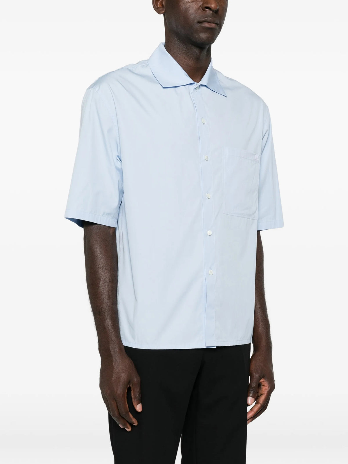 boxy-fit short-sleeved lightweight cotton poplin shirt with single chest pocket and embroidered JIL logo