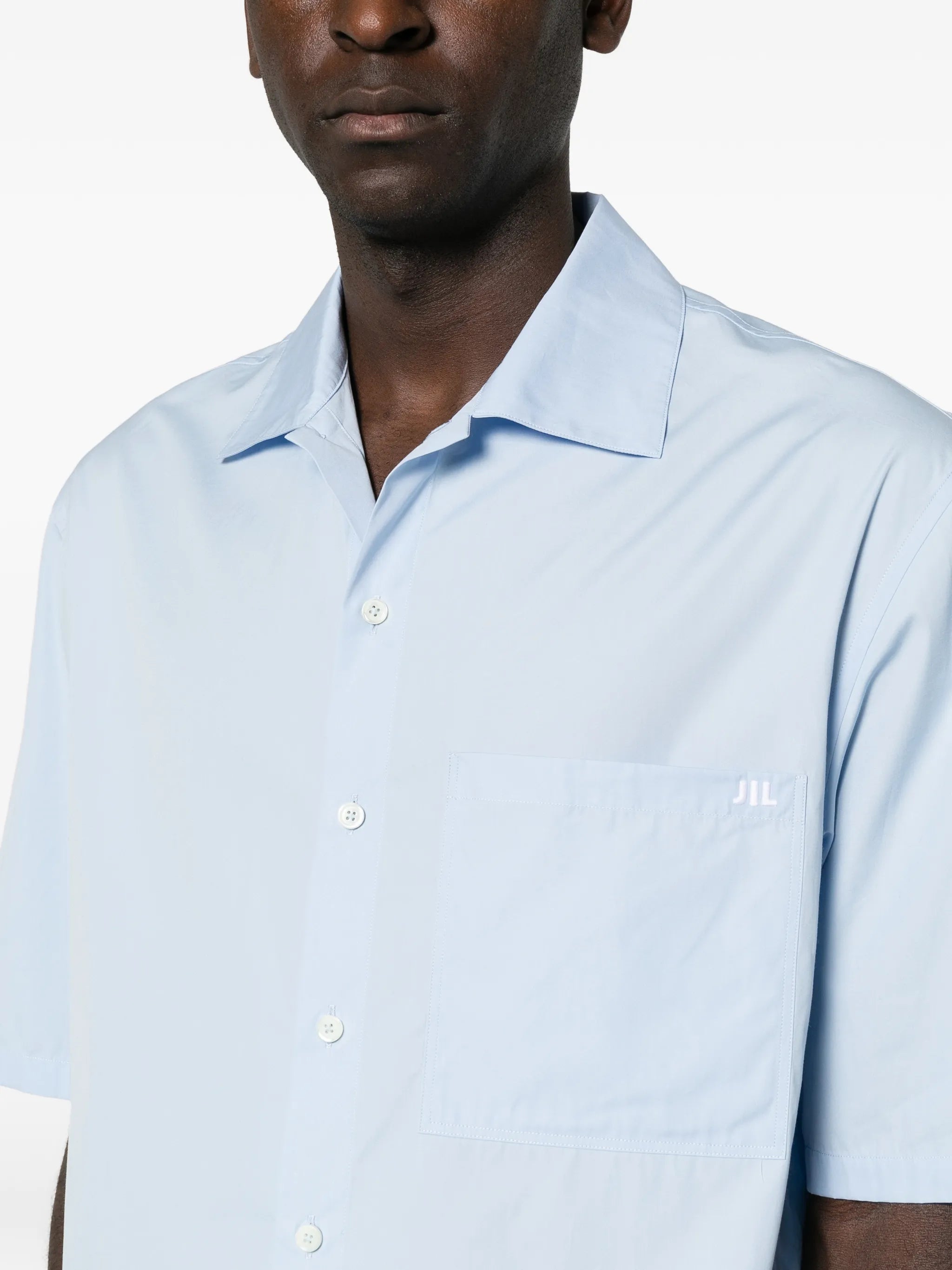 boxy-fit short-sleeved lightweight cotton poplin shirt with single chest pocket and embroidered JIL logo