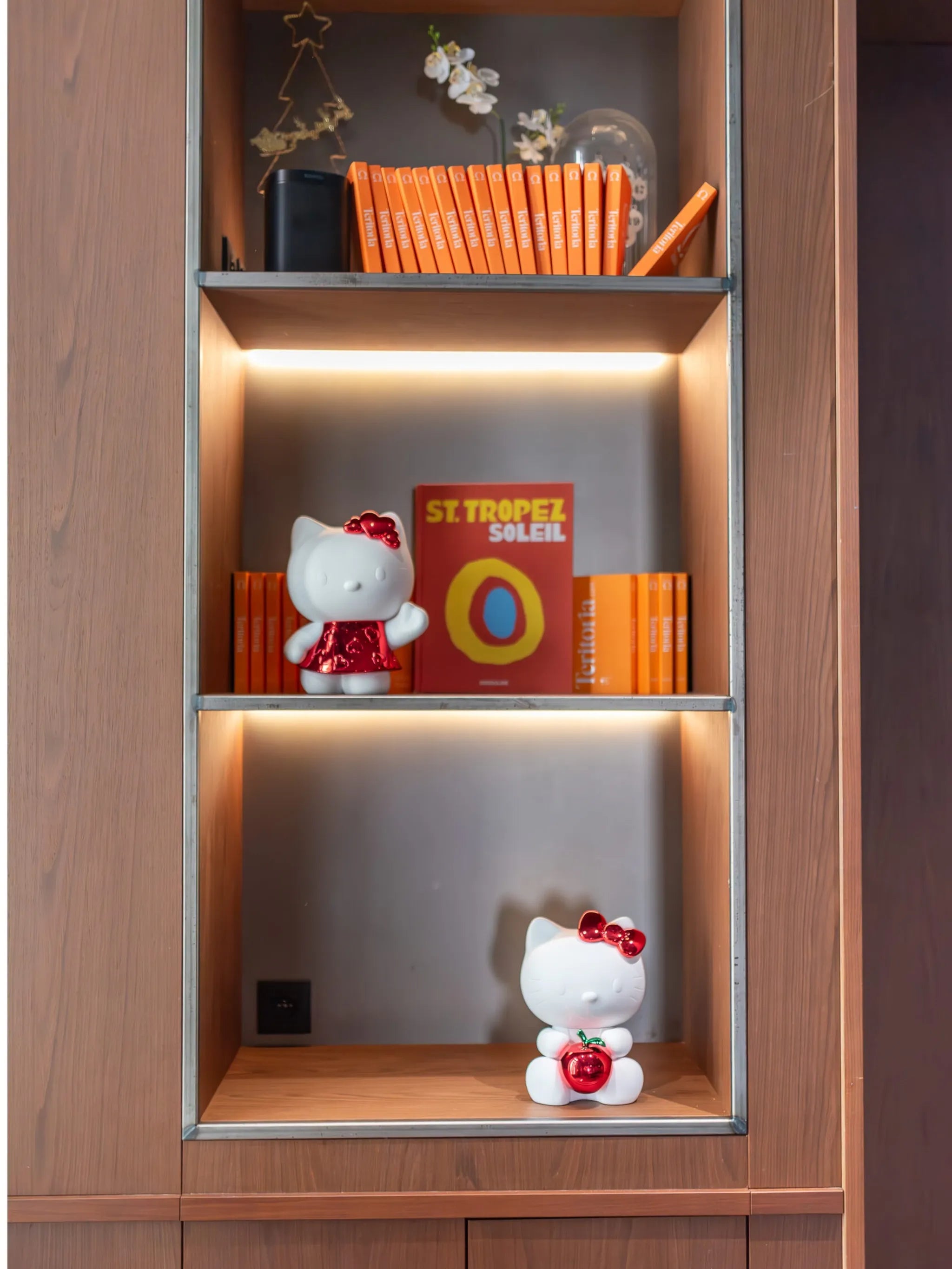 Hello Kitty heart sculpture