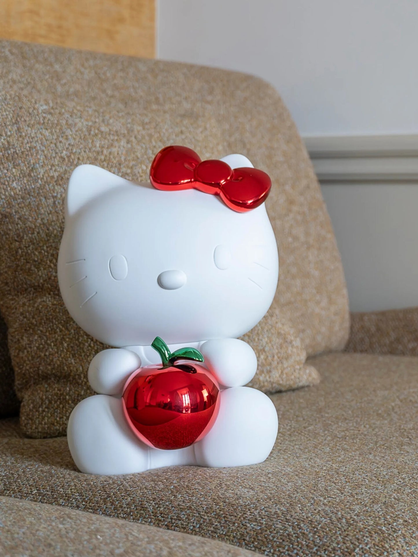 Hello Kitty heart sculpture