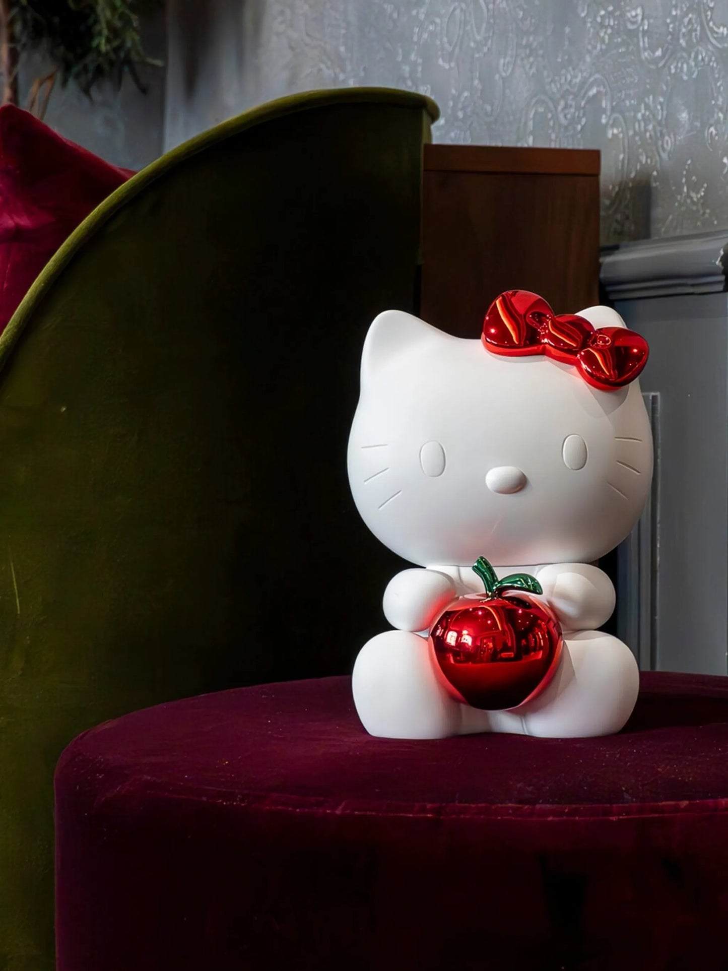 Hello Kitty heart sculpture
