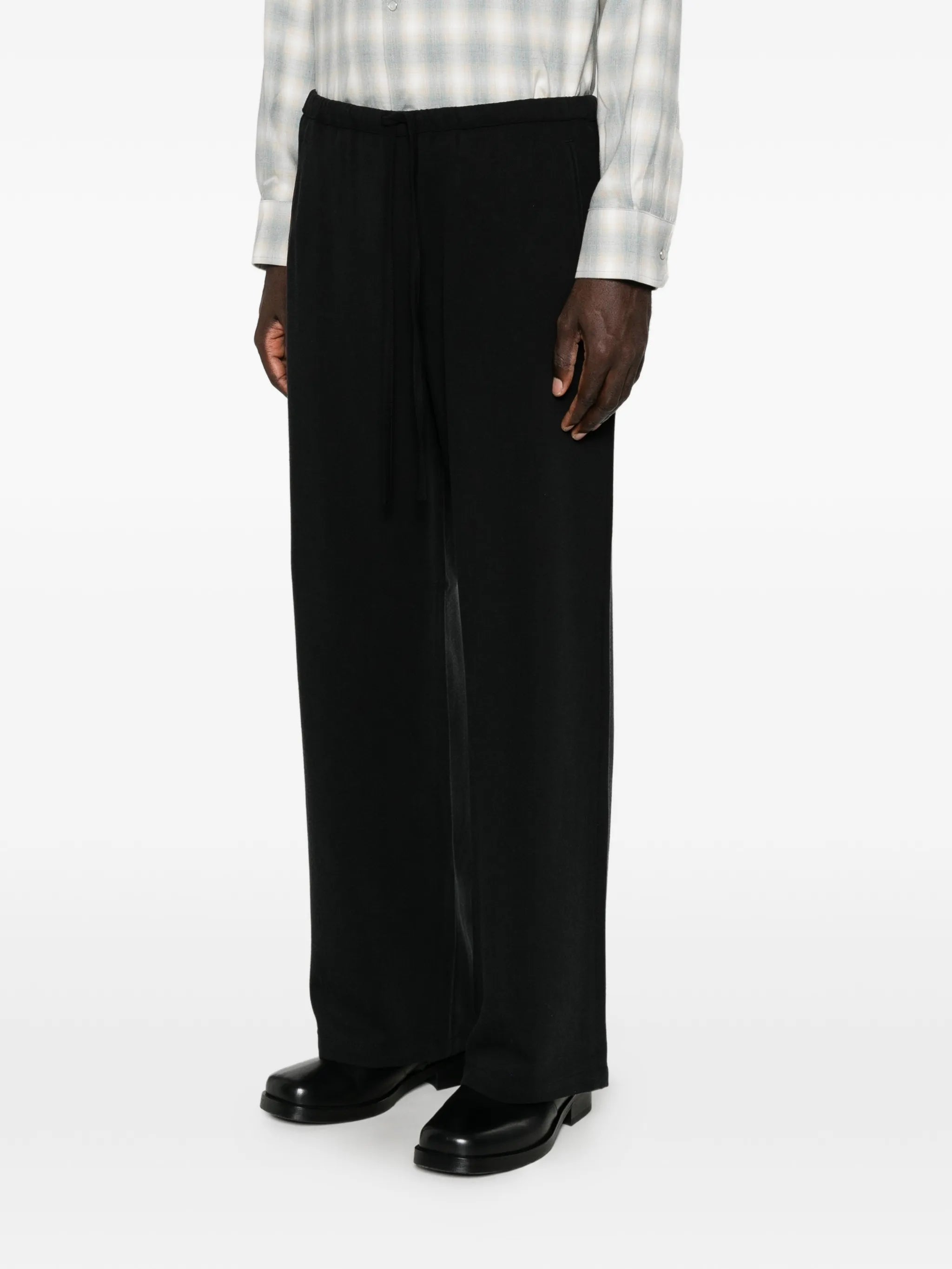 loose-fit drawstring trousers