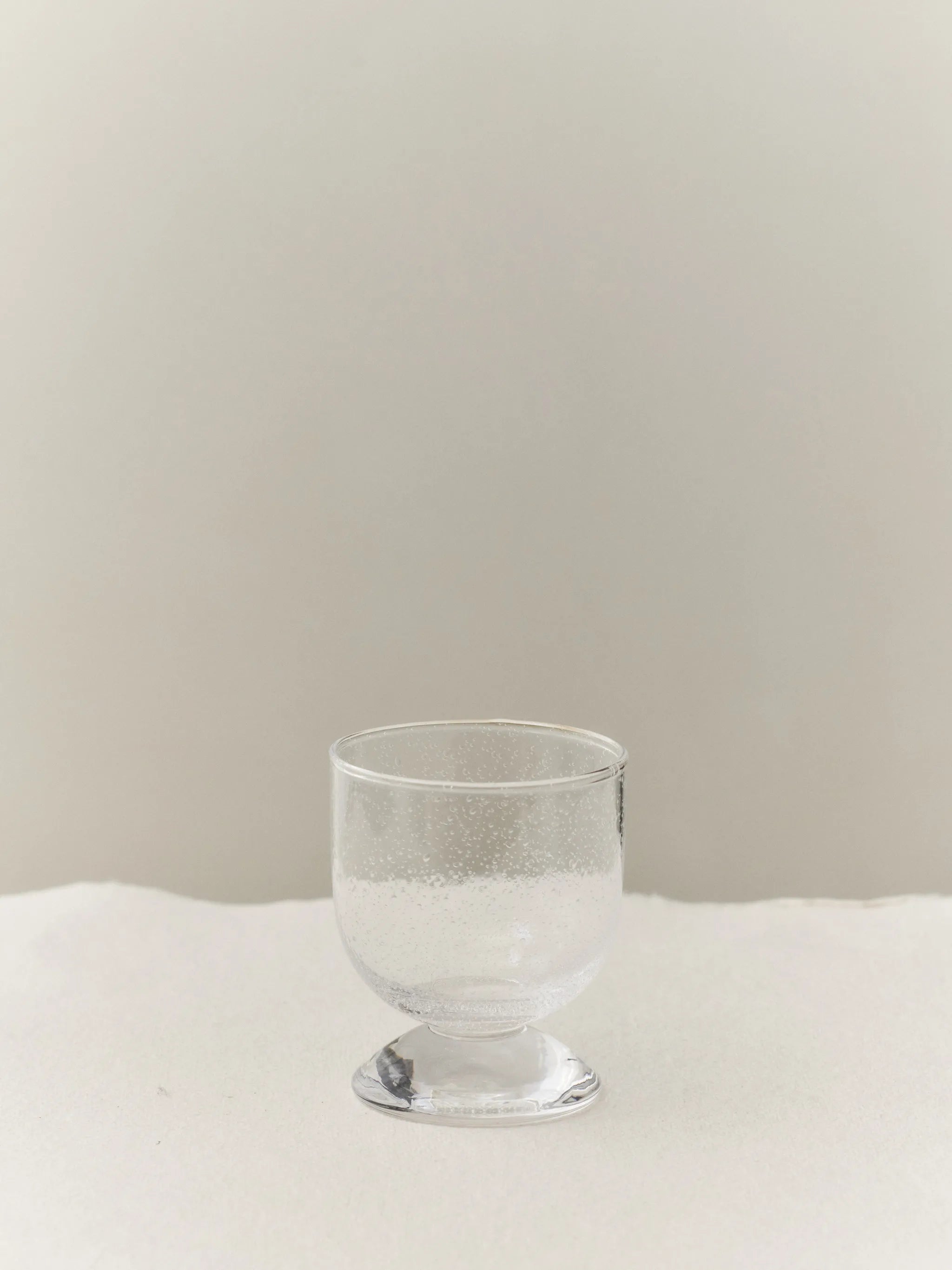 low bubble-effect footed glass