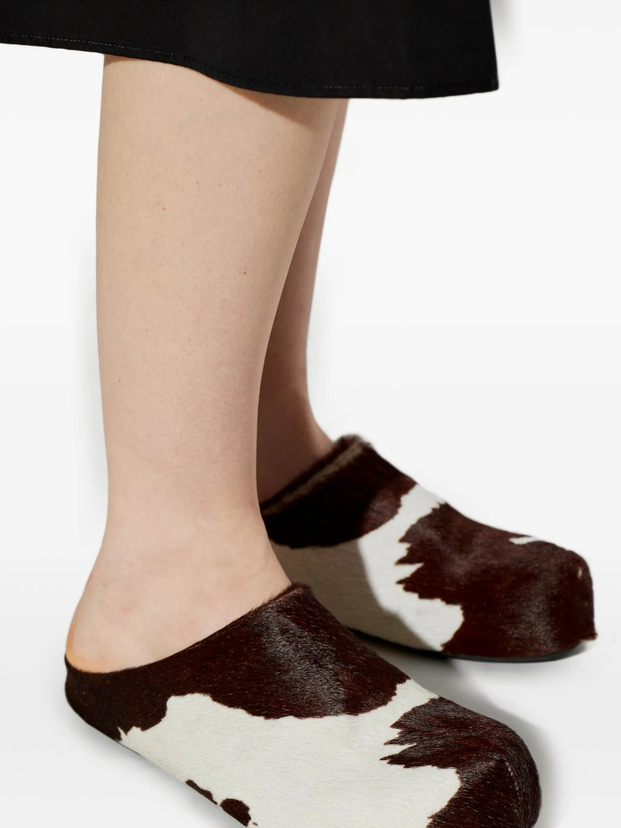 cow-print ponyhair Fussbett sabots