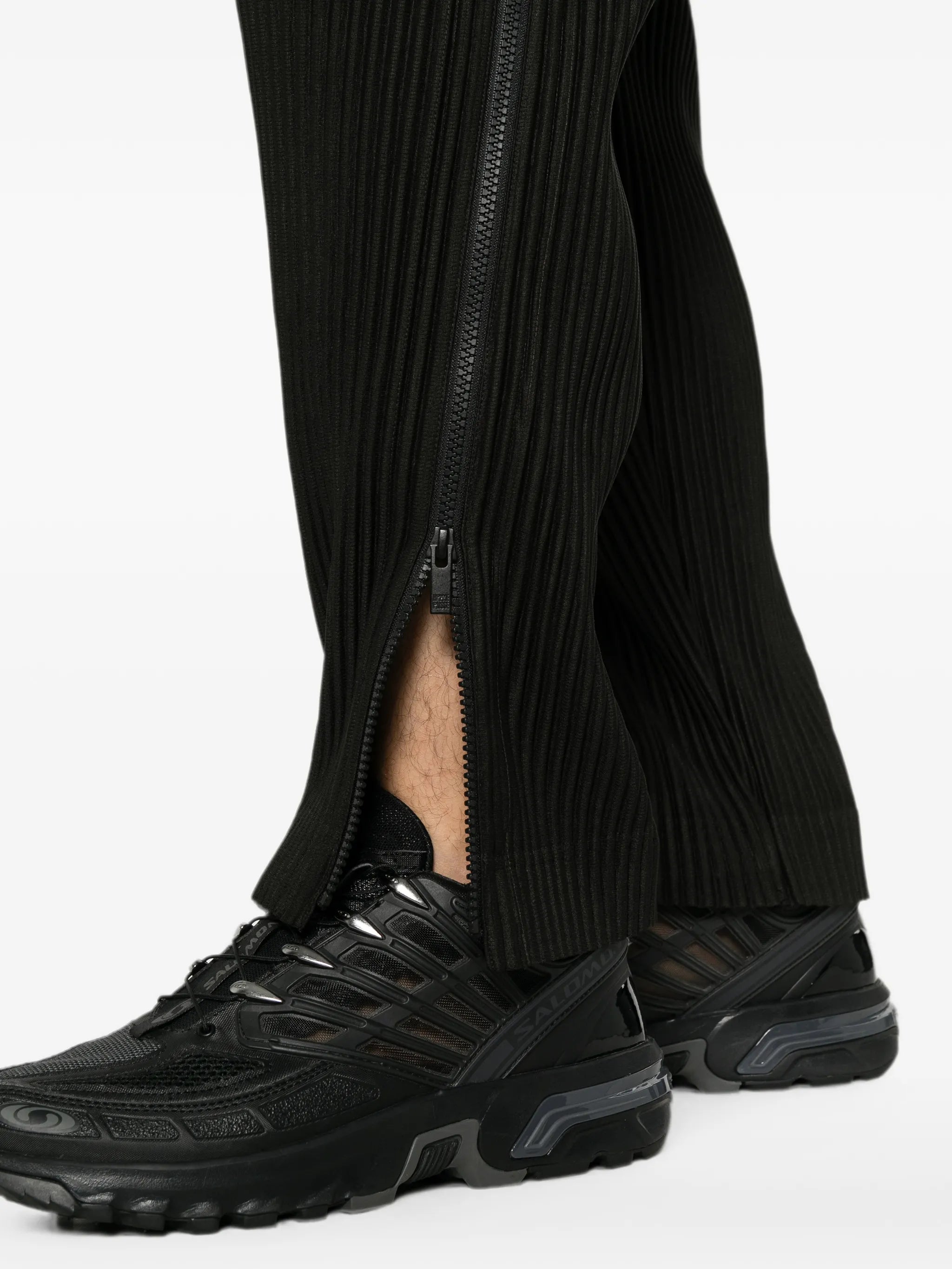 pleated-design zip-detailing trousers