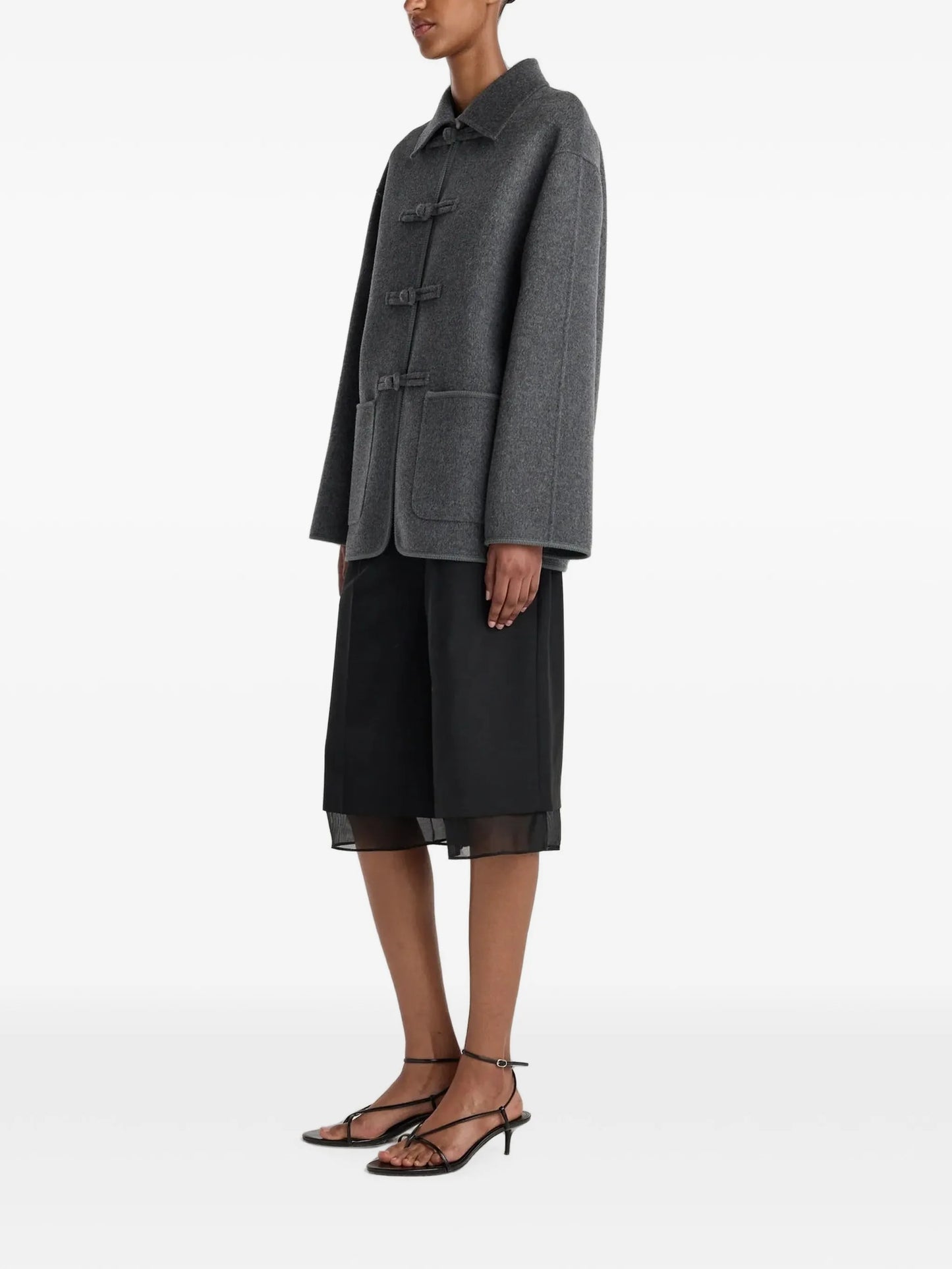 toggle-fastening jacket