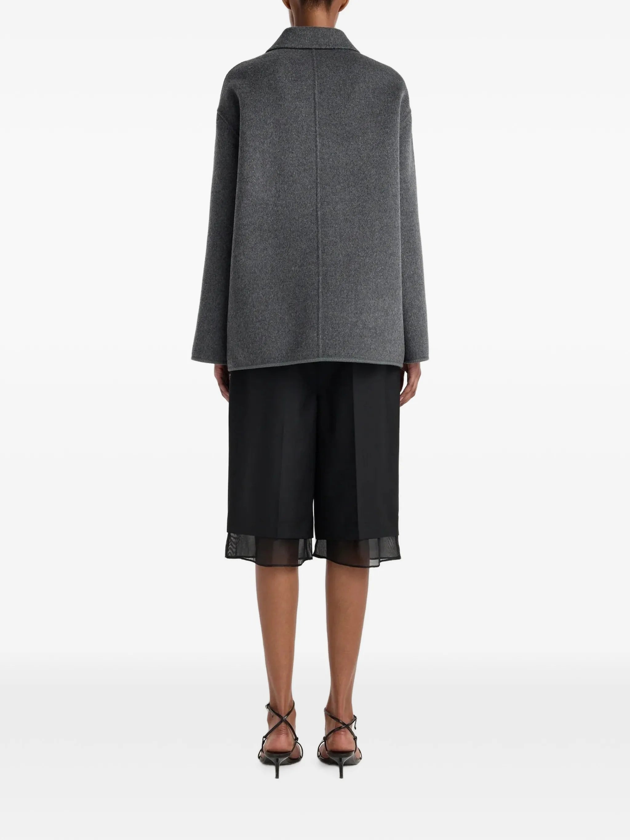 toggle-fastening jacket