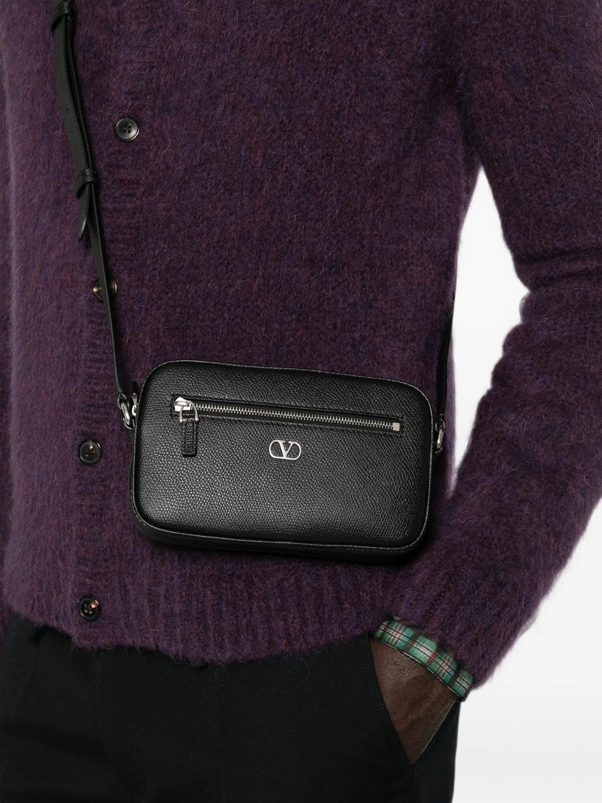 VLogo Signature leather shoulder bag