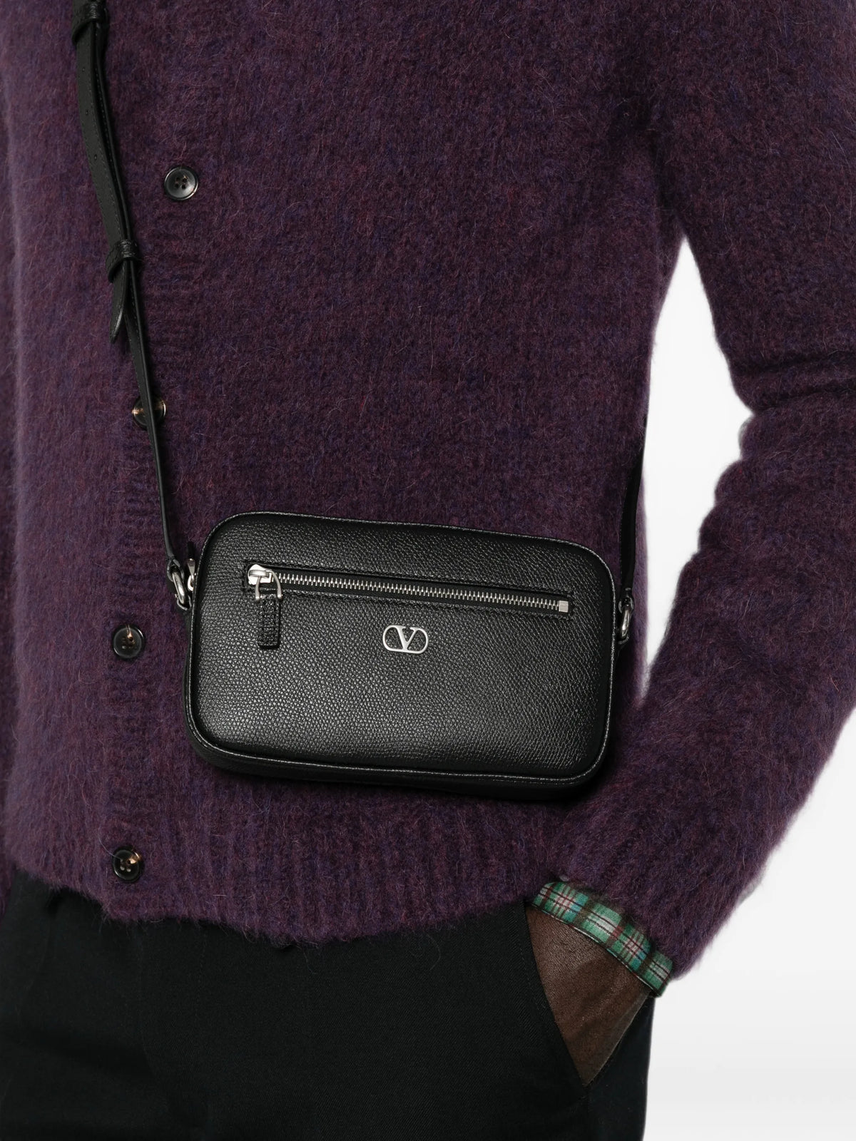 VLogo leather messenger bag
