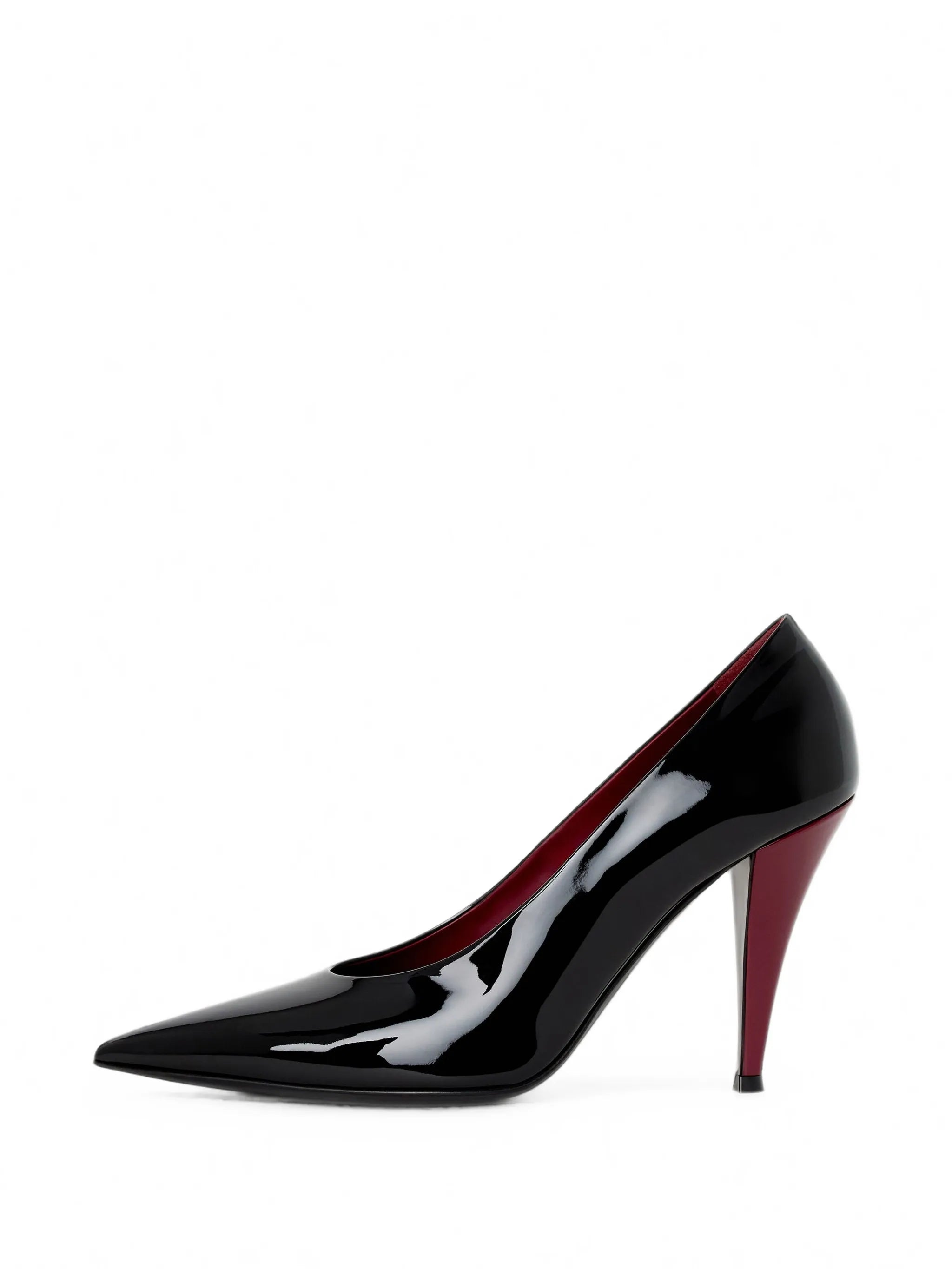 Pointy pumps in patent leather