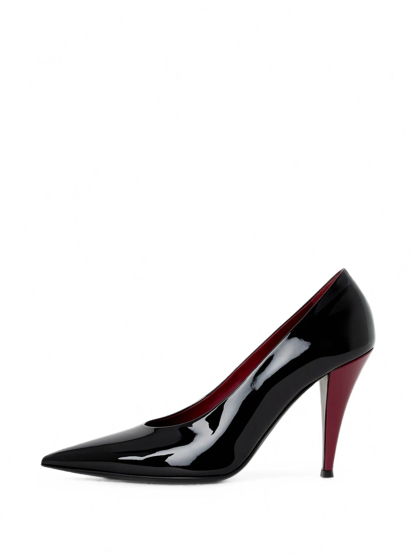 Pointy pumps in patent leather
