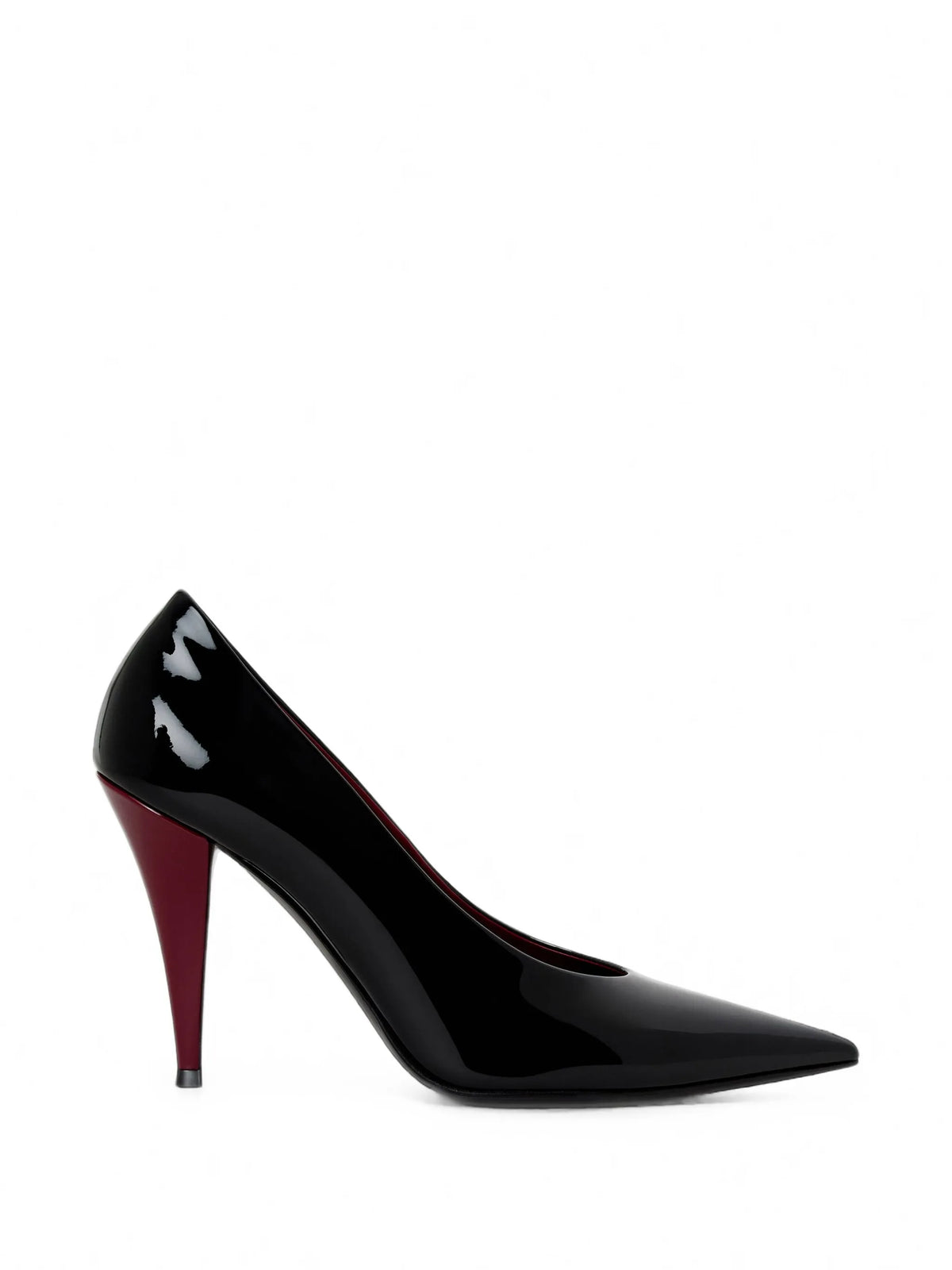 Pointy pumps in patent leather