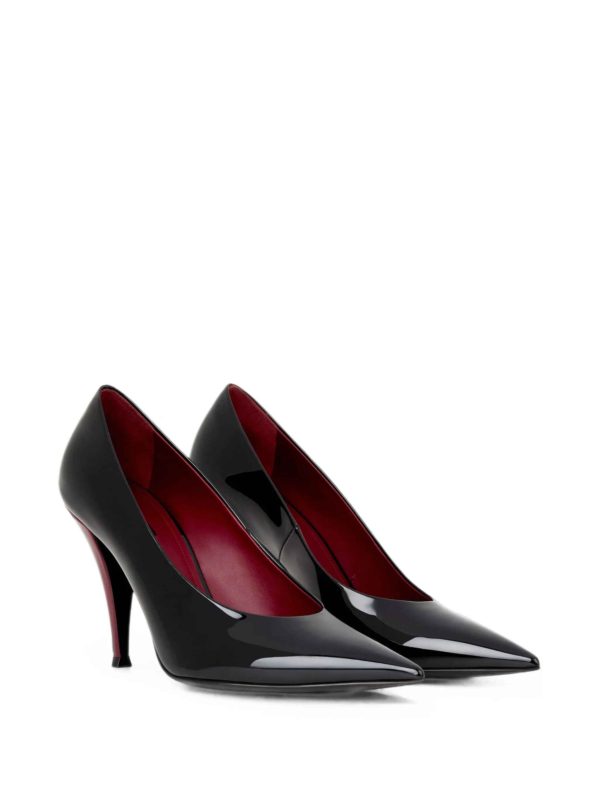 Pointy pumps in patent leather