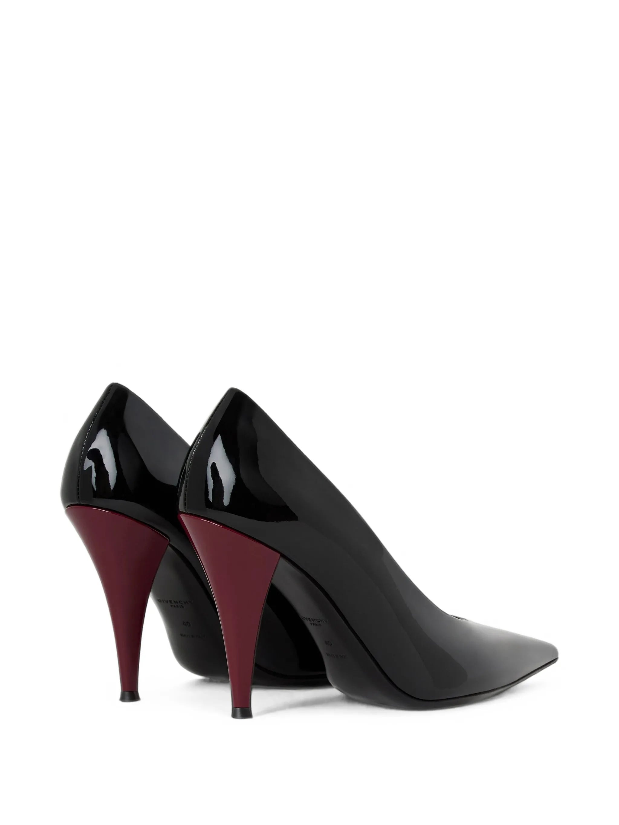 Pointy pumps in patent leather