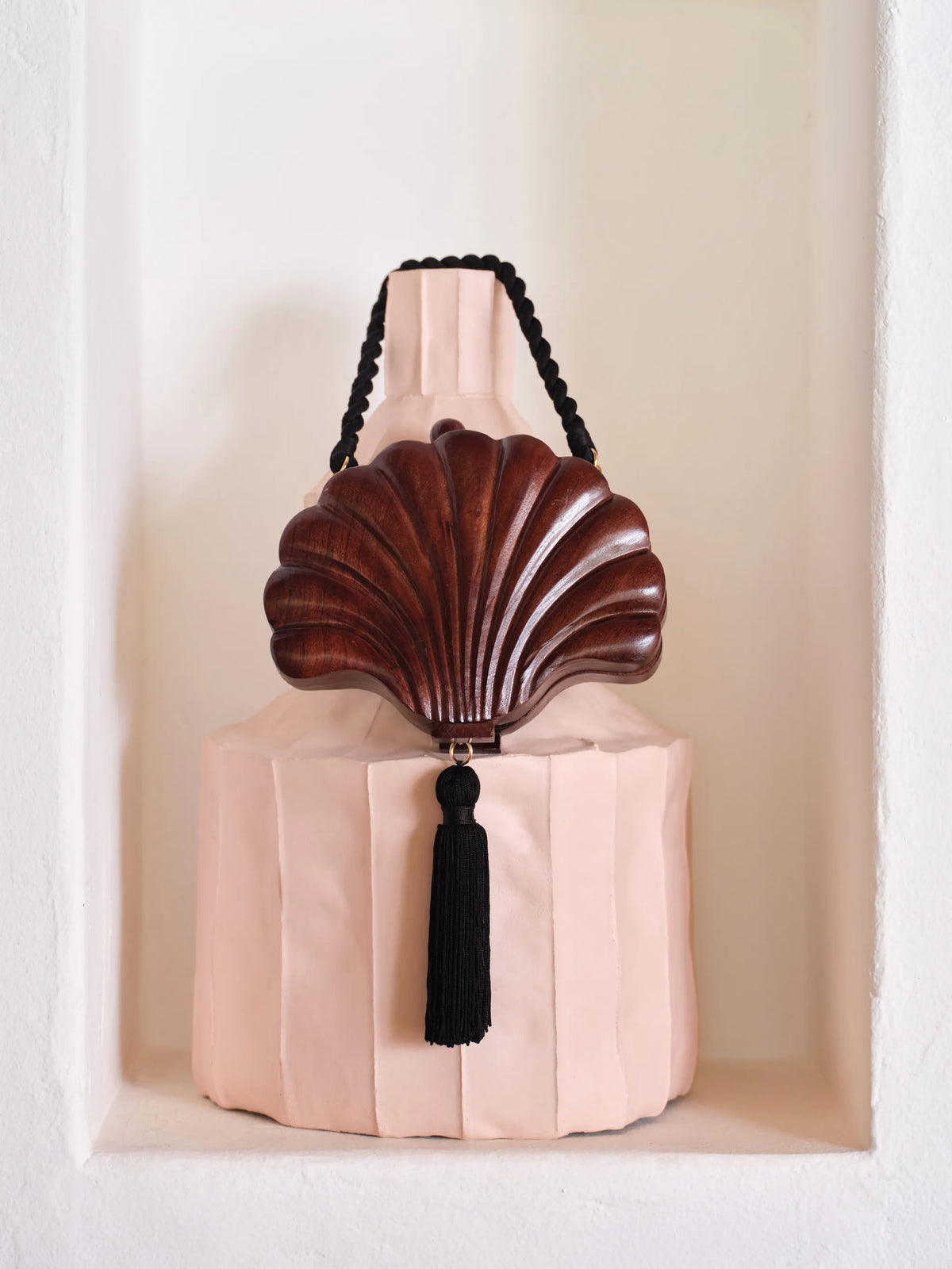 Concha carved clutch bag