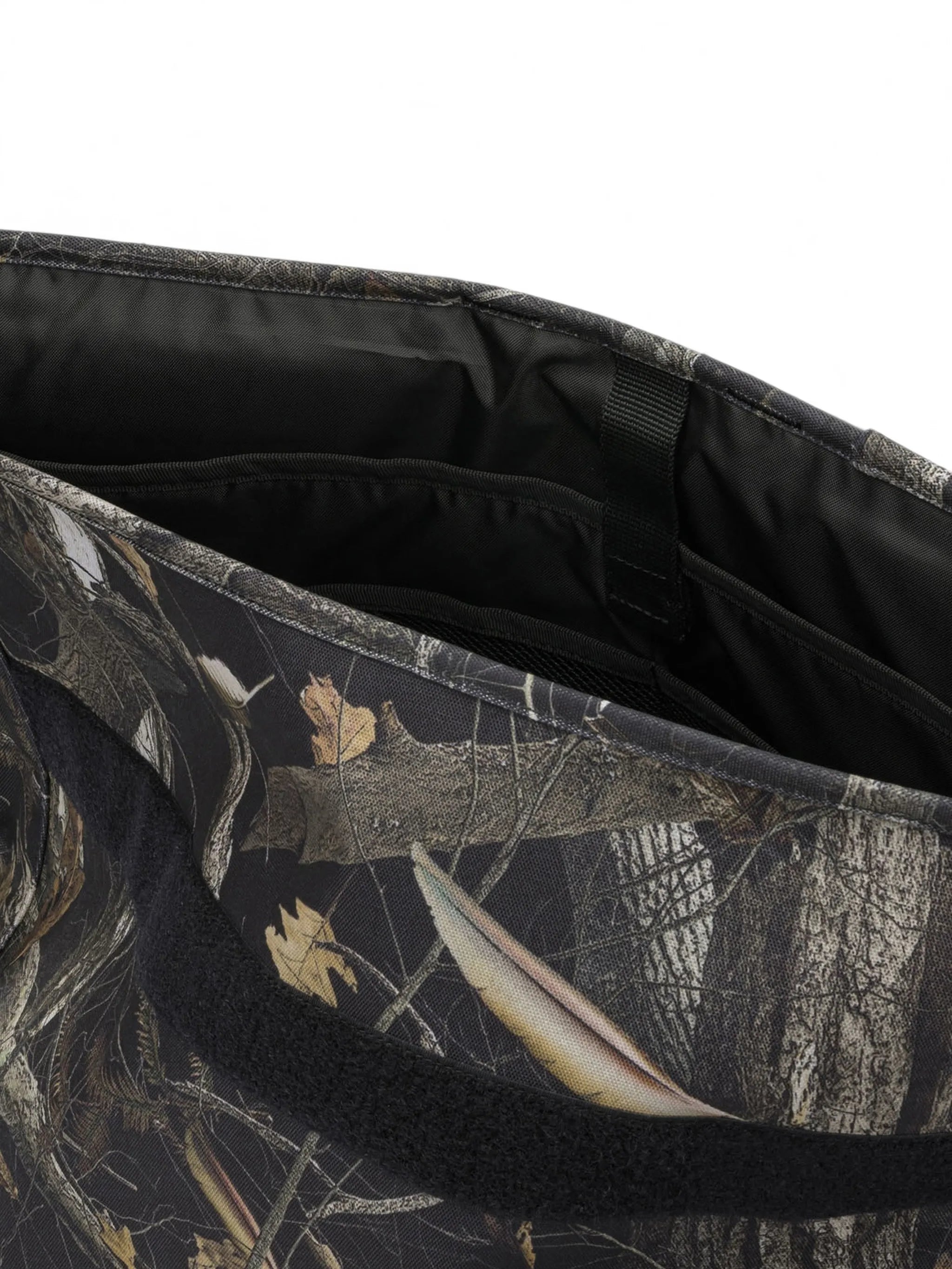 camouflage-print buckle-fastening shoulder bag